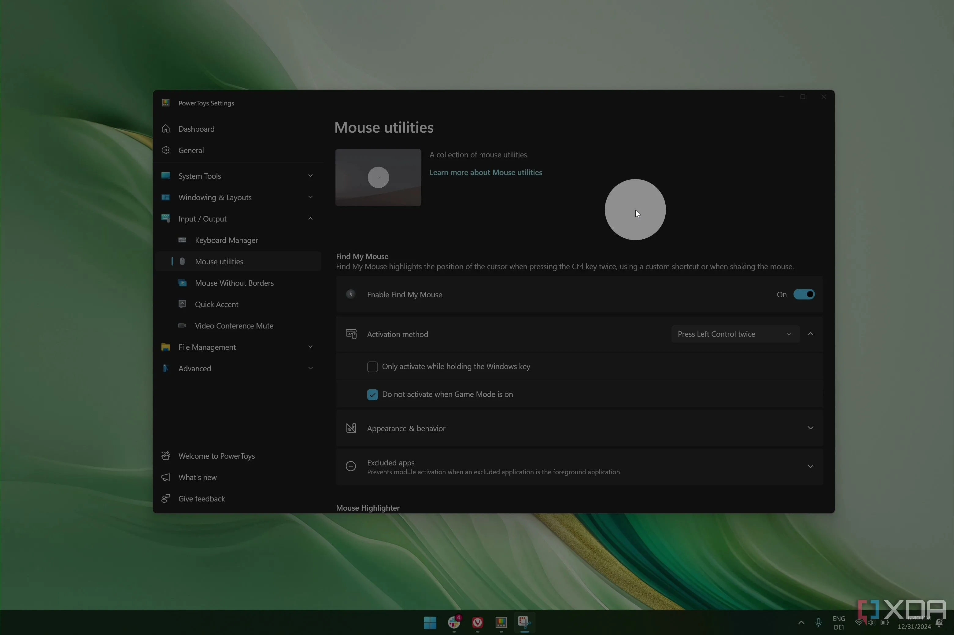 Màn hình nền Windows 11 với con trỏ chuột được làm nổi bật bằng công cụ Find My Mouse của PowerToys.