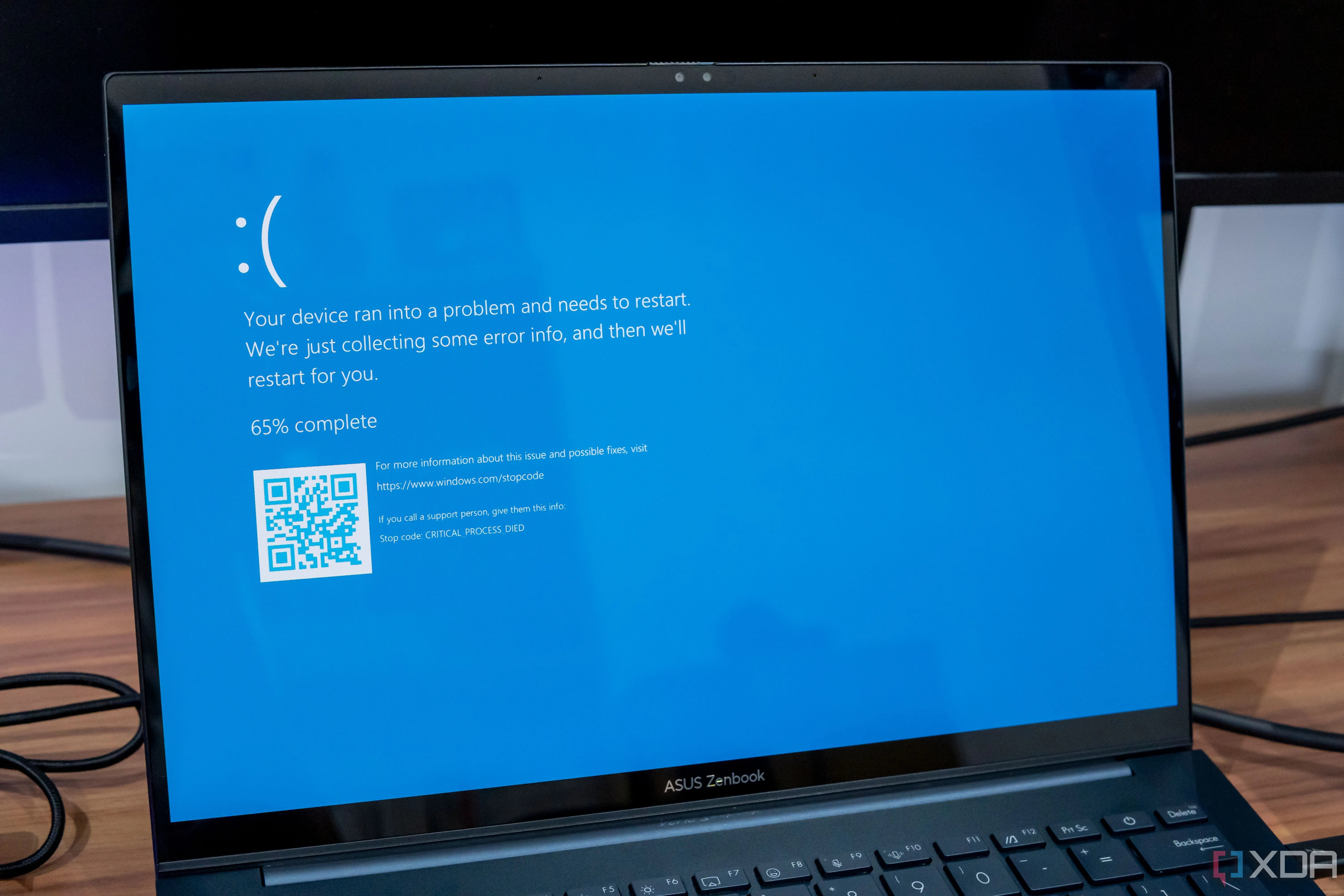 Màn hình xanh chết chóc (BSOD) xuất hiện trên máy tính xách tay chạy Windows 11, cảnh báo về nguy cơ mất dữ liệu và lỗi hệ thống nghiêm trọng.