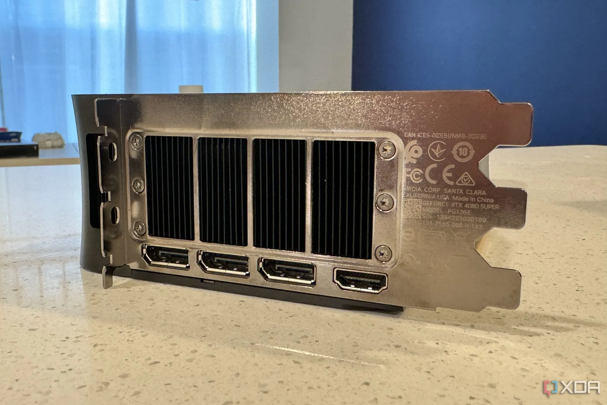 Mặt sau card đồ họa Nvidia GeForce RTX 4080 Super Founders Edition với các cổng kết nối và khe thoát khí