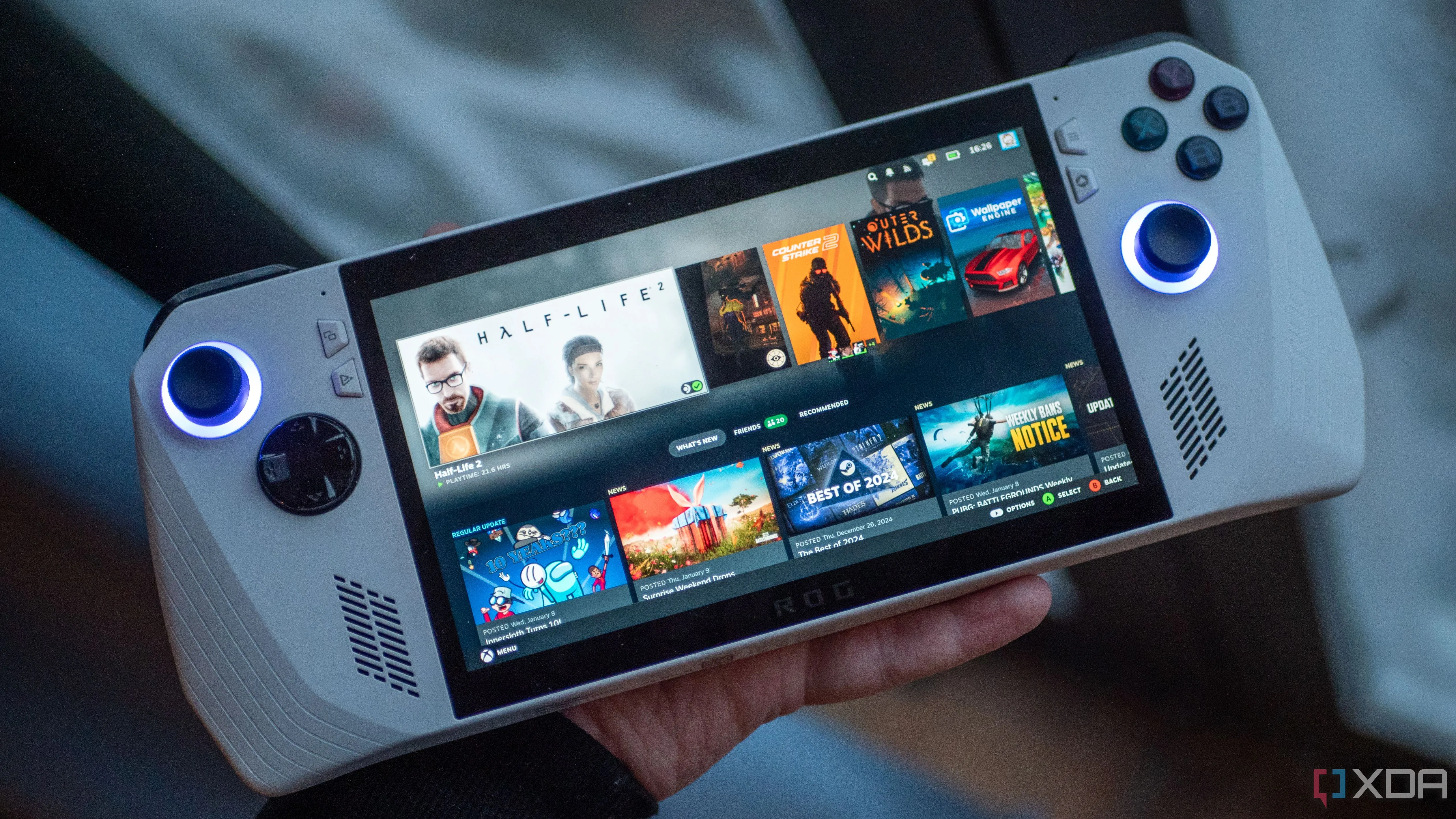 Máy chơi game cầm tay Asus ROG Ally hiển thị giao diện Steam chạy trên bản phân phối Bazzite, minh họa sự đa dạng của các lựa chọn Linux gaming.