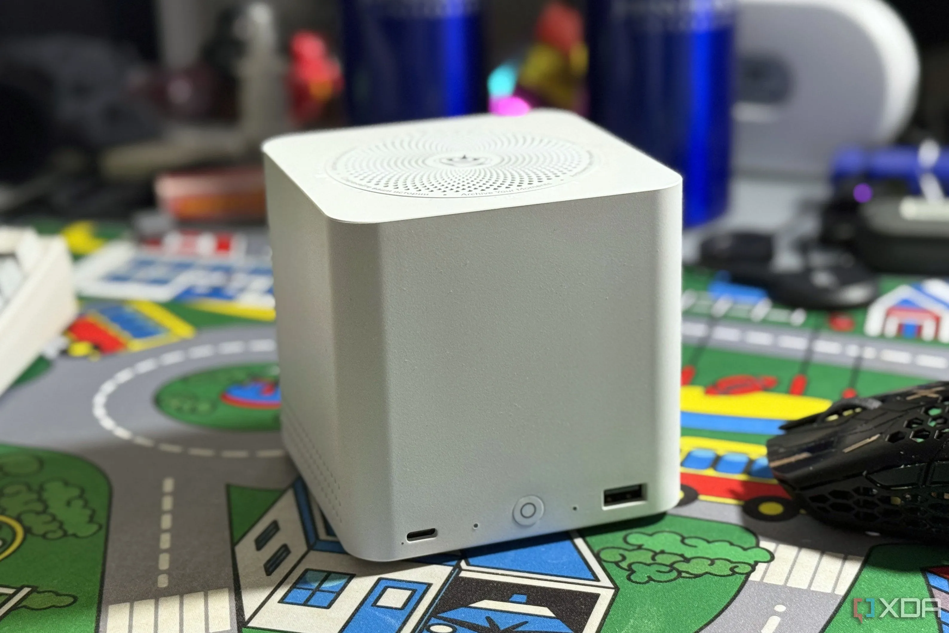 Máy chủ NAS mini Beelink Me Mini đặt trên bàn làm việc, minh họa cho giải pháp tự lưu trữ DNS tại nhà.