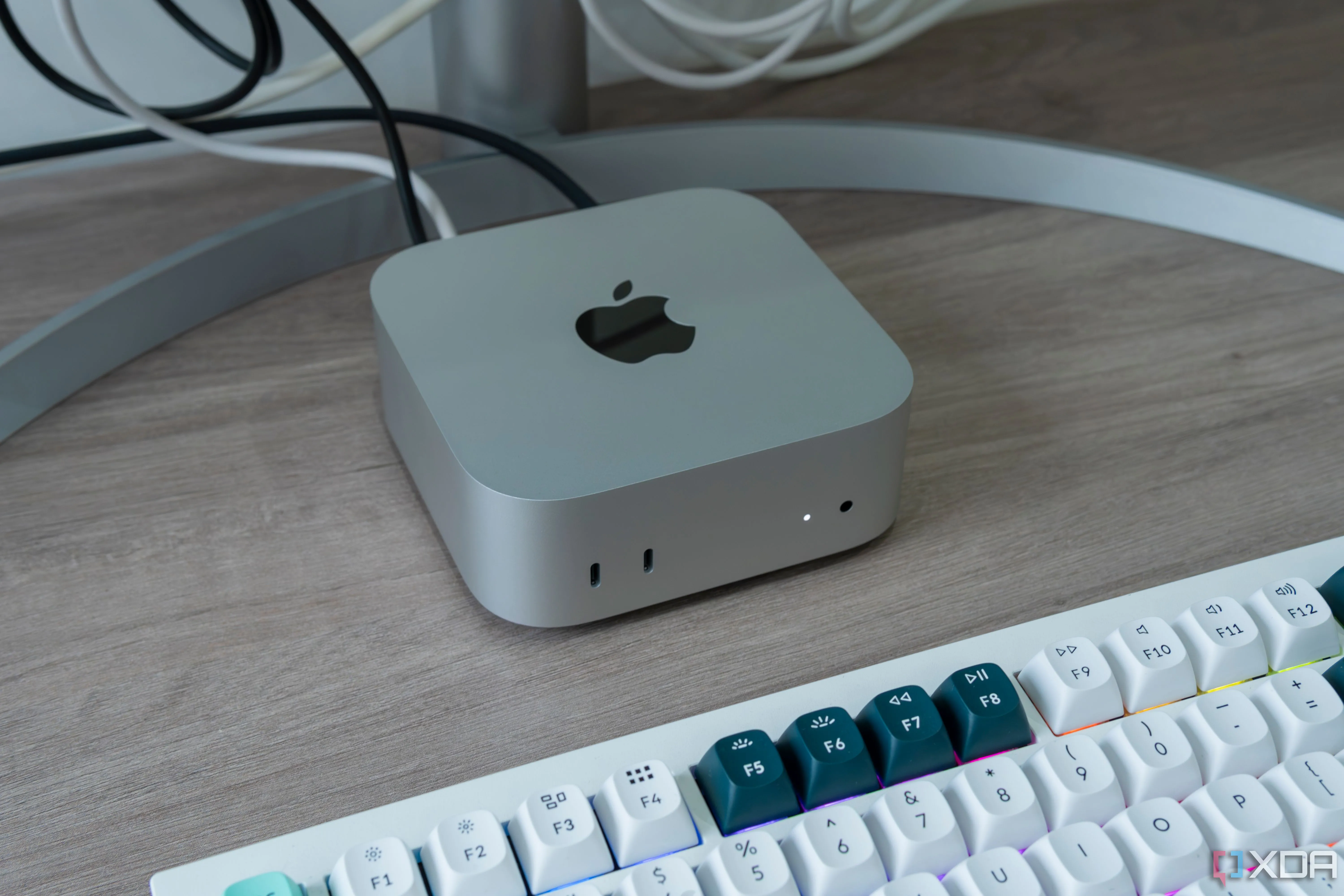 Máy tính Mac Mini màu bạc đặt trên bàn gỗ, biểu tượng cho khả năng làm server gia đình nhỏ gọn.