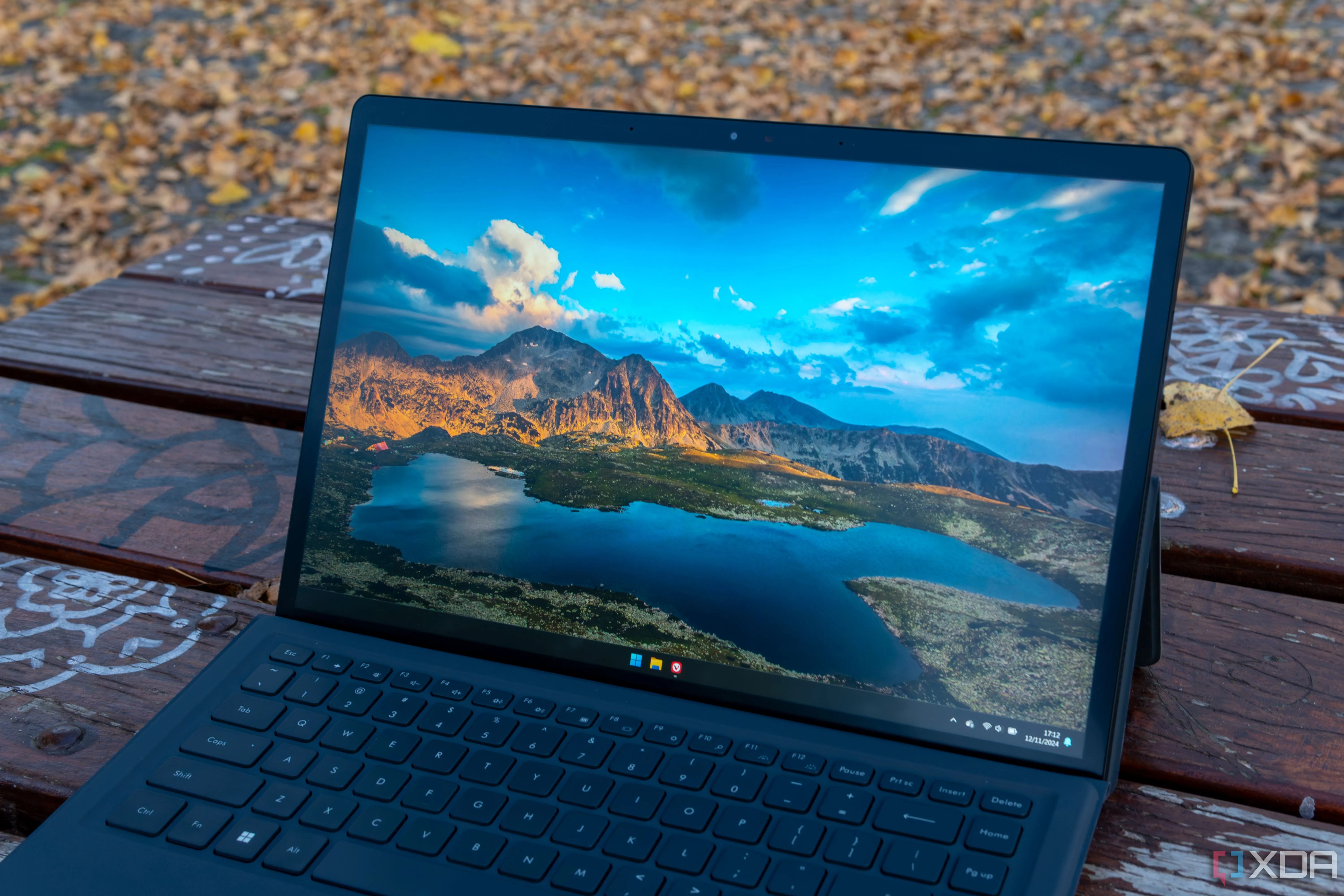 Máy tính Minisforum V3 hiển thị màn hình desktop Windows 11