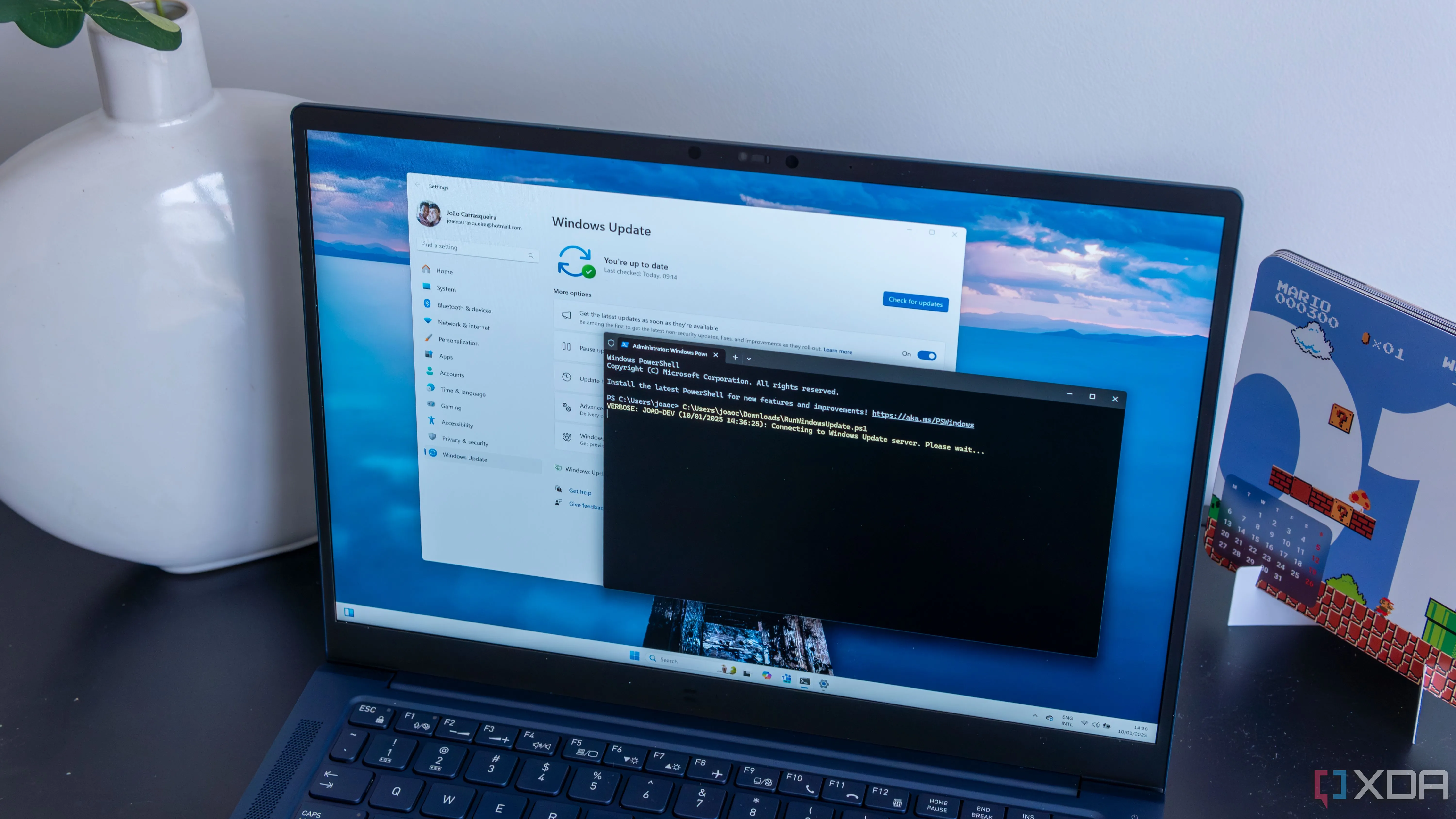 Máy tính Windows 11 đang chạy script PowerShell để tự động hóa cập nhật hệ thống