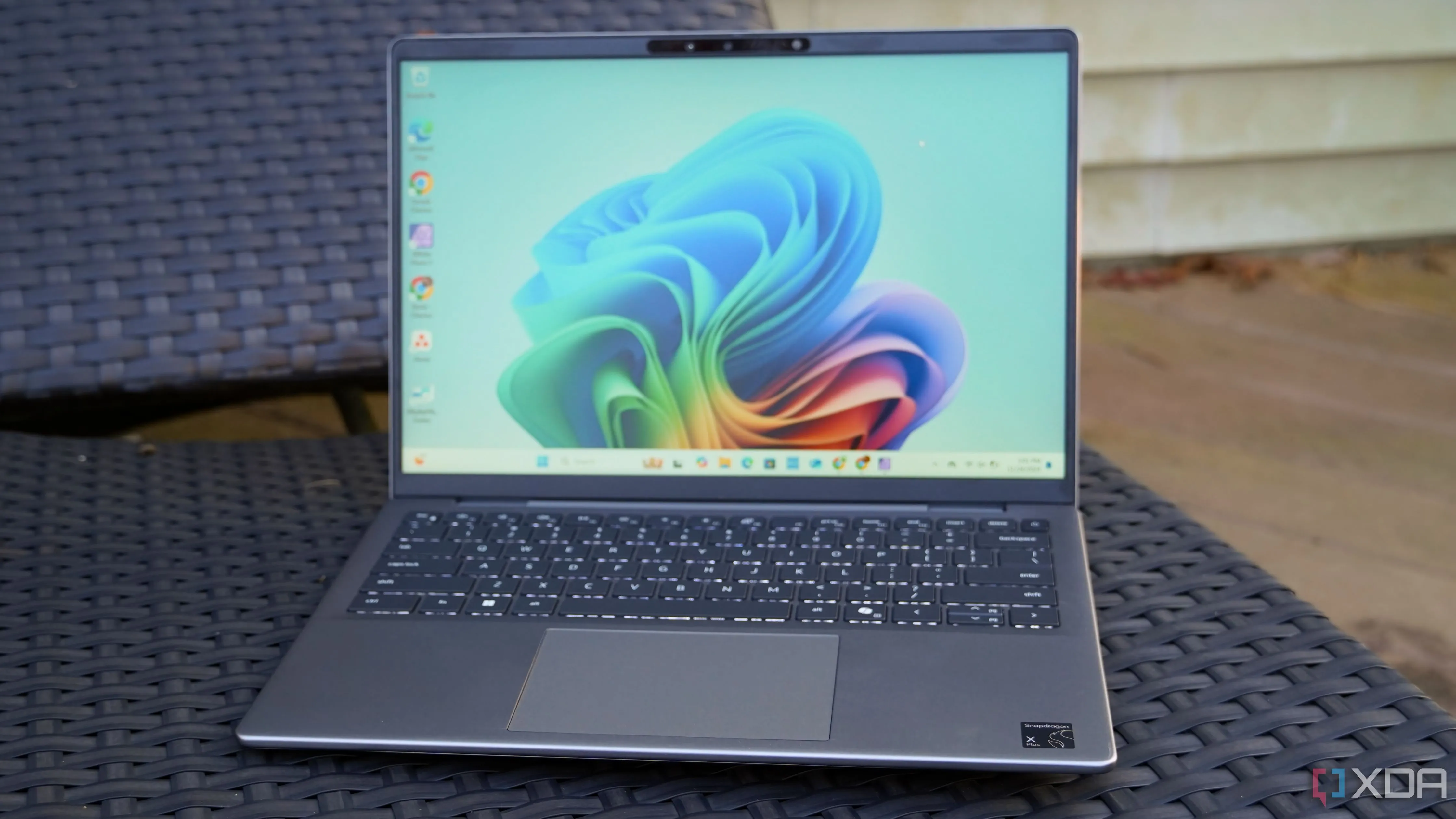 Máy tính xách tay Dell Inspiron 14 sử dụng chip Snapdragon, một ví dụ về Copilot+ PC