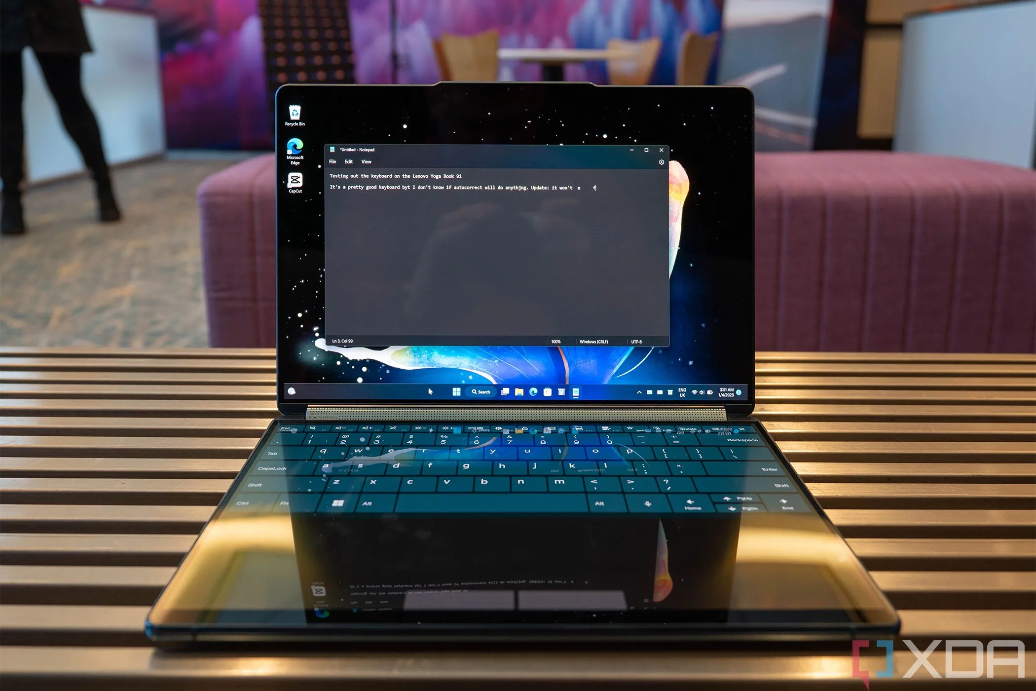 Máy tính xách tay Lenovo Yoga Book 9i hiển thị giao diện Notepad đang mở với các tính năng mới