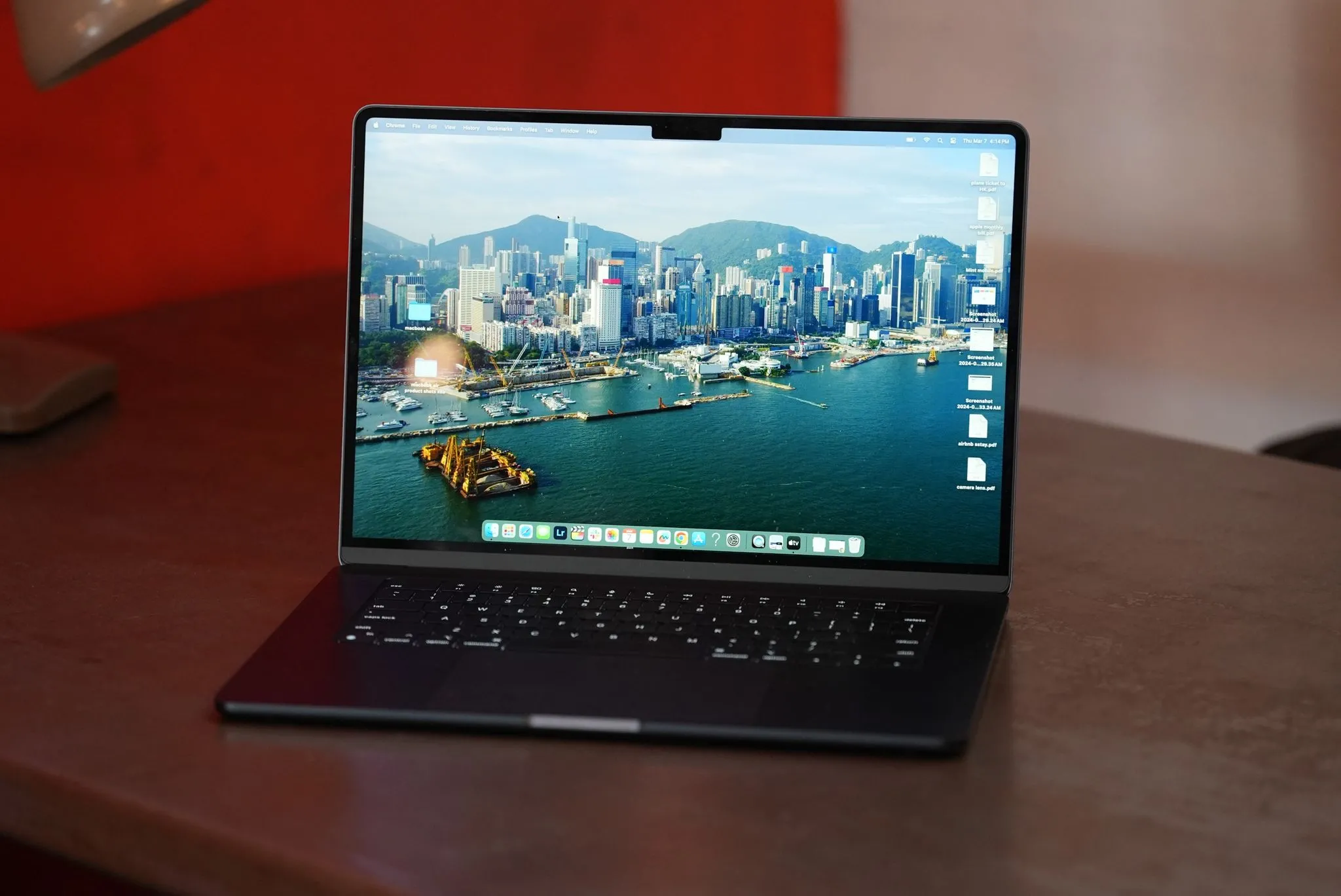 Máy tính xách tay MacBook Air M3 trên bàn làm việc