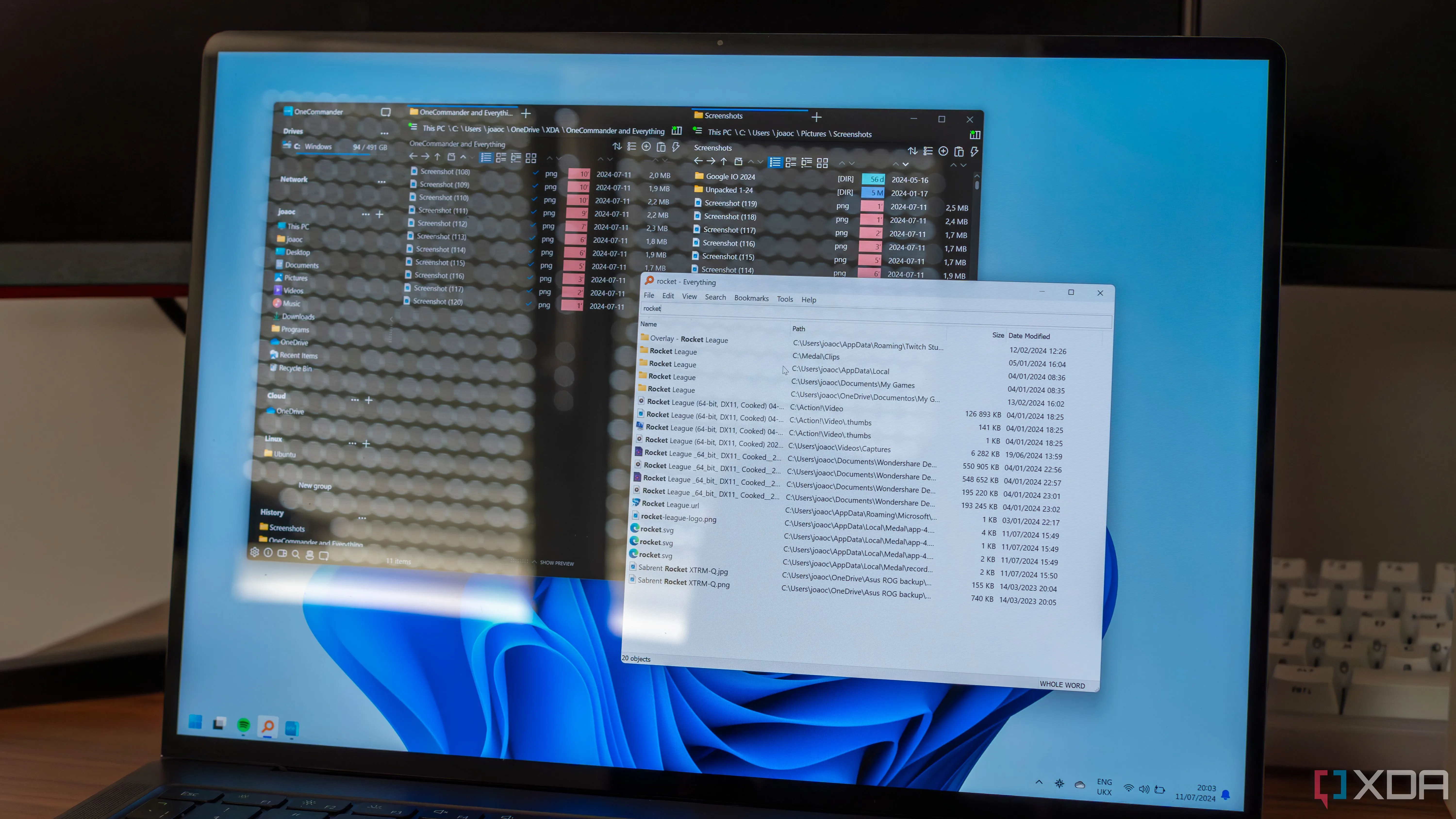 Máy tính xách tay Windows 11 chạy OneCommander trên màn hình, minh họa các công cụ tìm kiếm thay thế