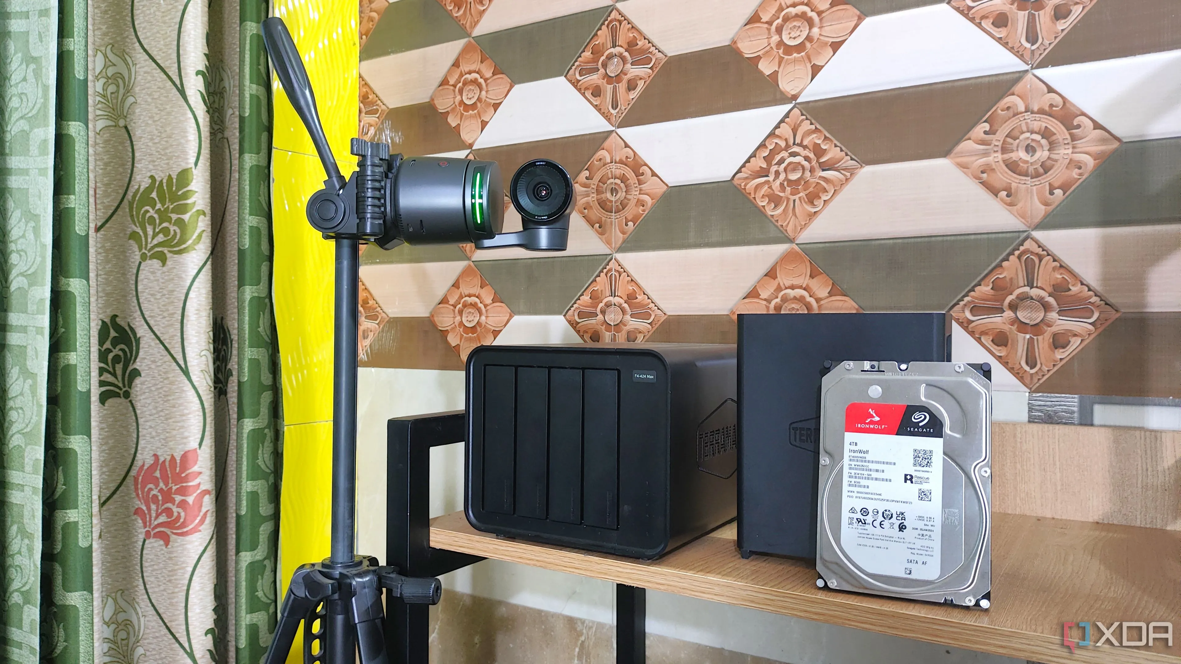 Một camera an ninh Obsbot đặt cạnh các thiết bị NAS TerraMaster, minh họa giải pháp giám sát tự host với Frigate.