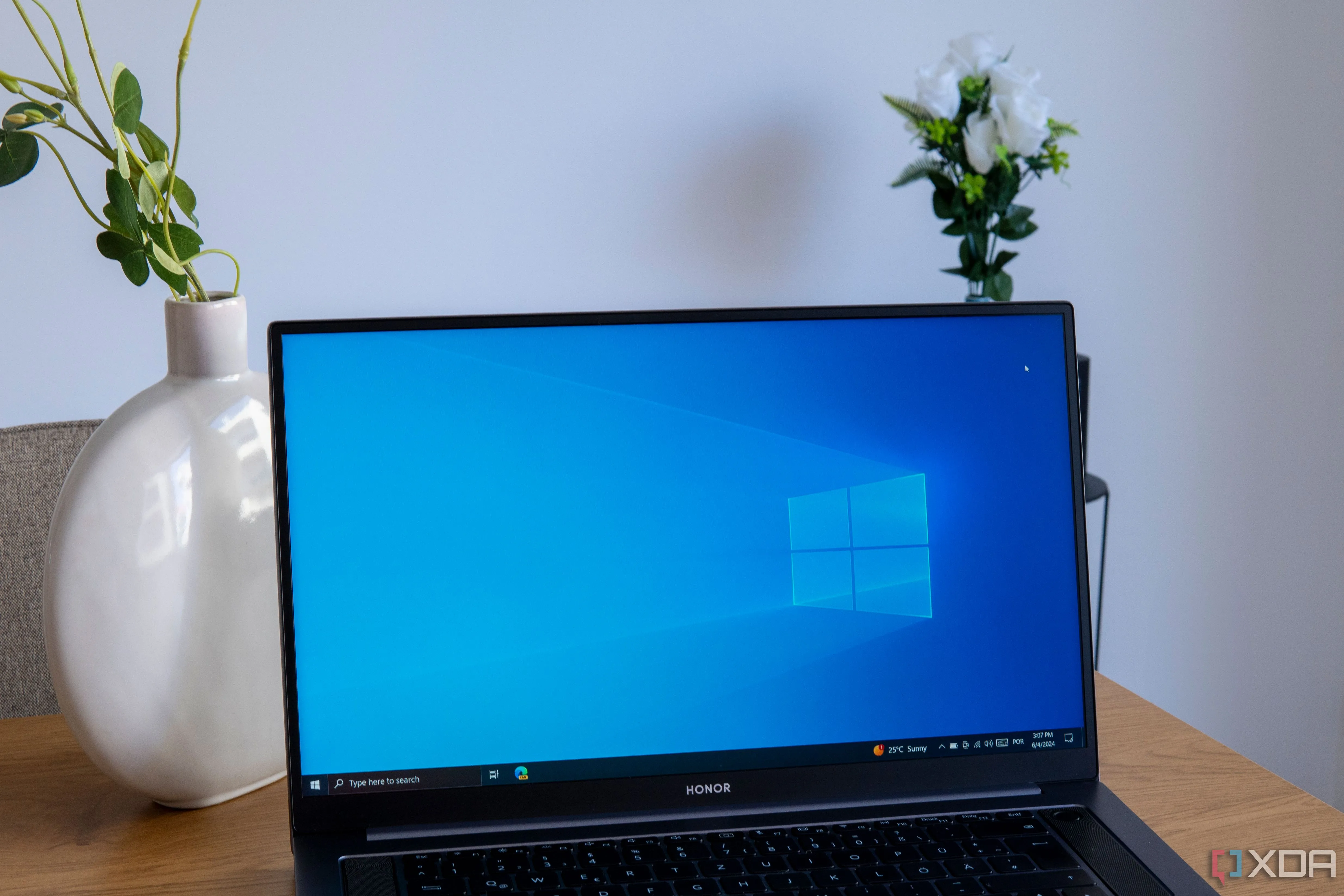 Một chiếc laptop đang chạy hệ điều hành Windows 10
