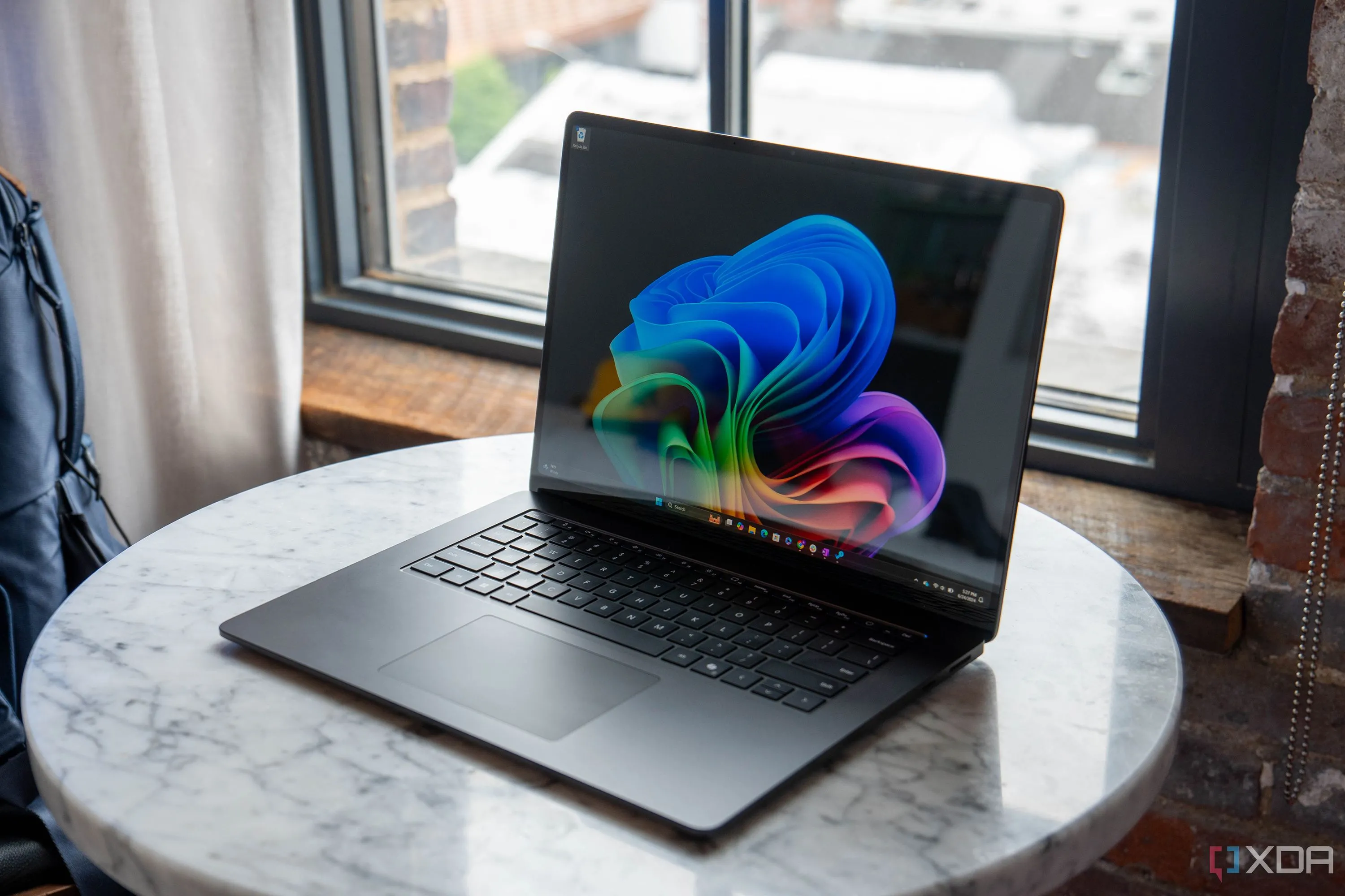 Một chiếc laptop Surface đặt trên bàn, tượng trưng cho việc tối ưu hiệu suất máy tính Windows 11