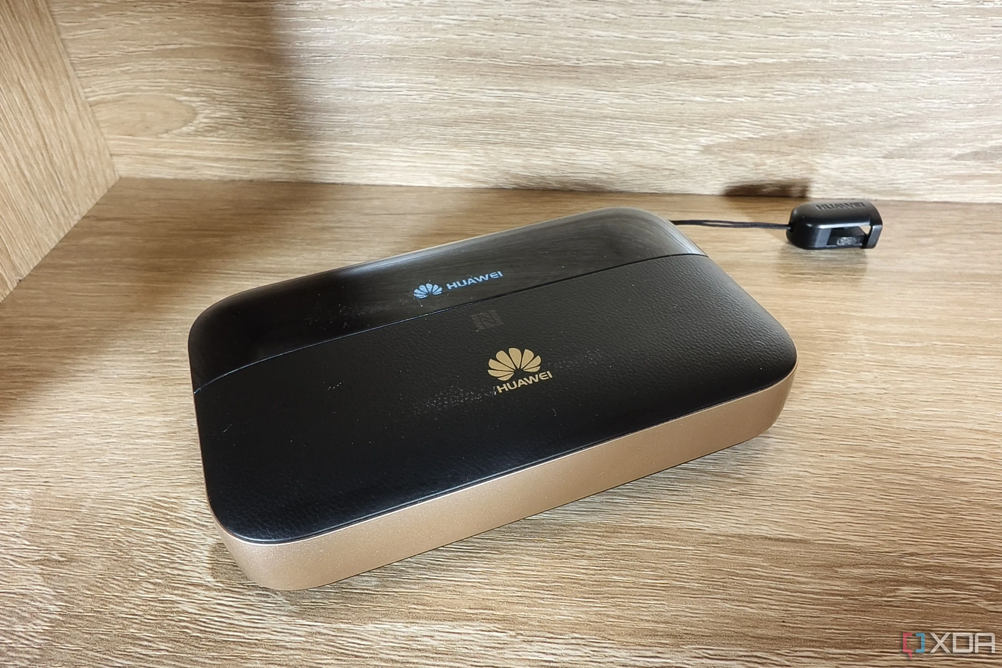 Một chiếc router di động nhỏ gọn đặt trên bàn, thể hiện sự tiện lợi và khả năng cung cấp dung lượng dữ liệu lớn khi di chuyển