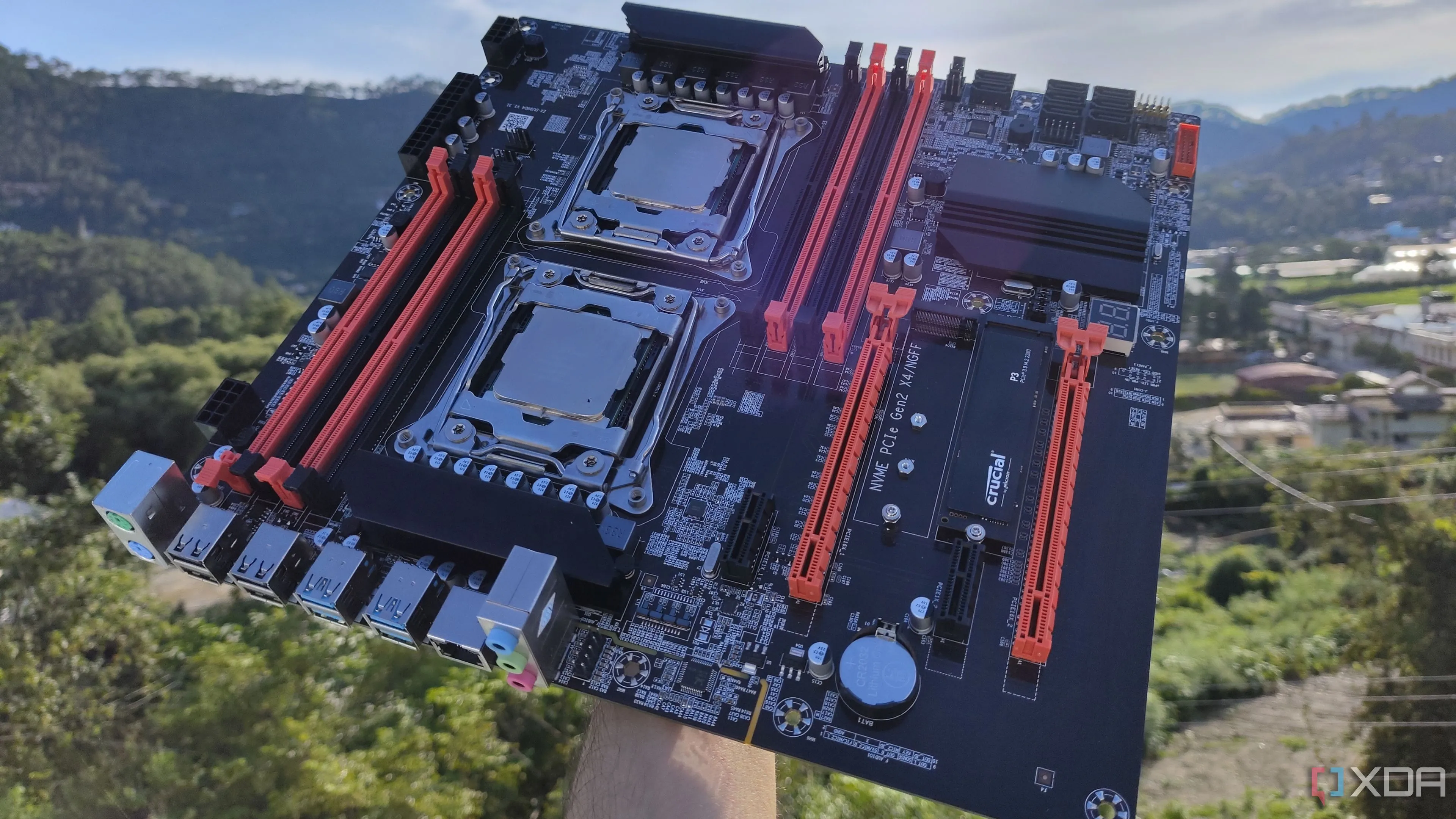 Một người đang cầm bo mạch chủ máy chủ X99 với hai CPU Intel Xeon đã được gắn, nhấn mạnh linh kiện chuyên biệt