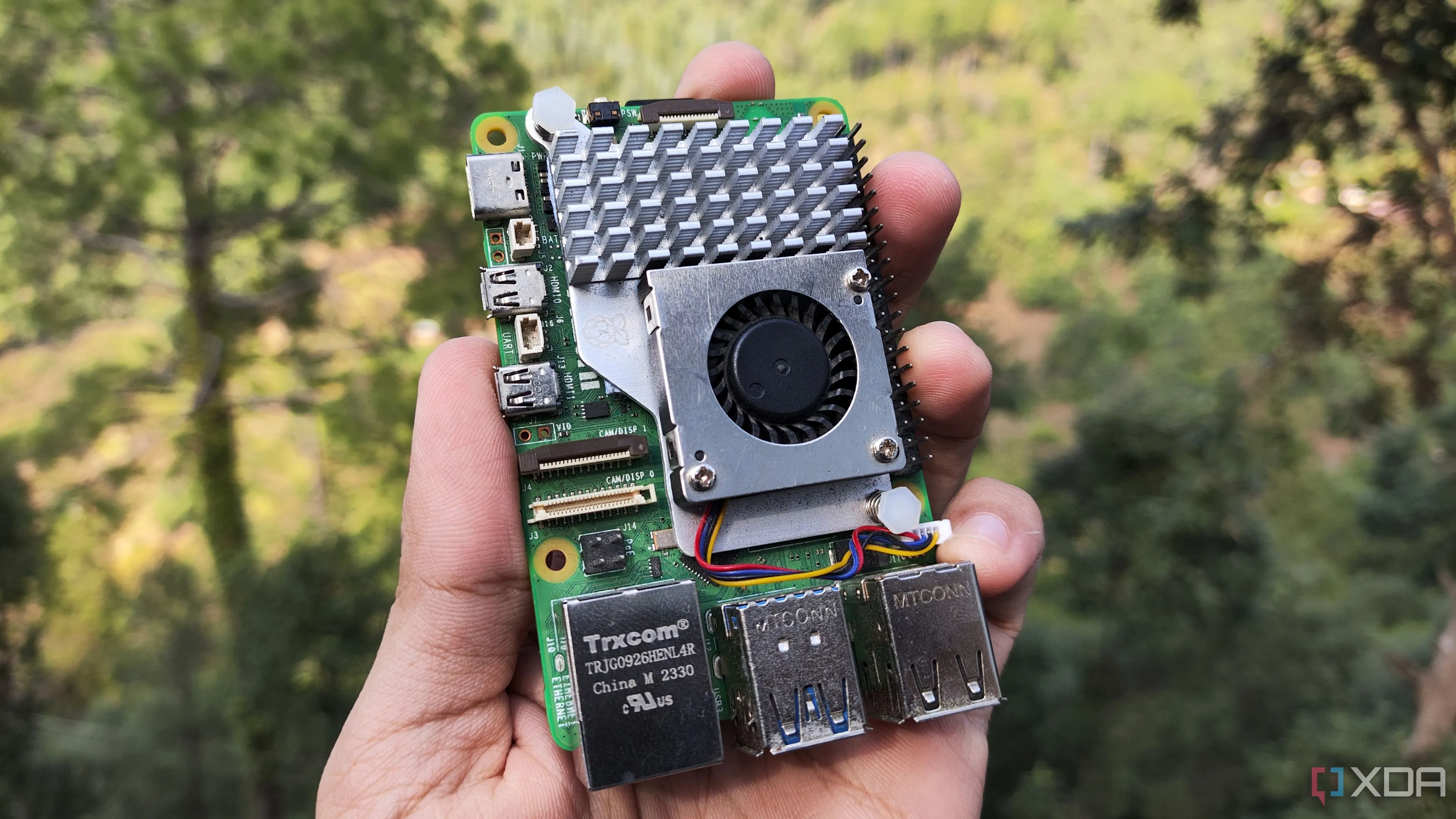 Một người đang cầm thiết bị Raspberry Pi 5, gợi ý về các dự án tự host có thể thực hiện