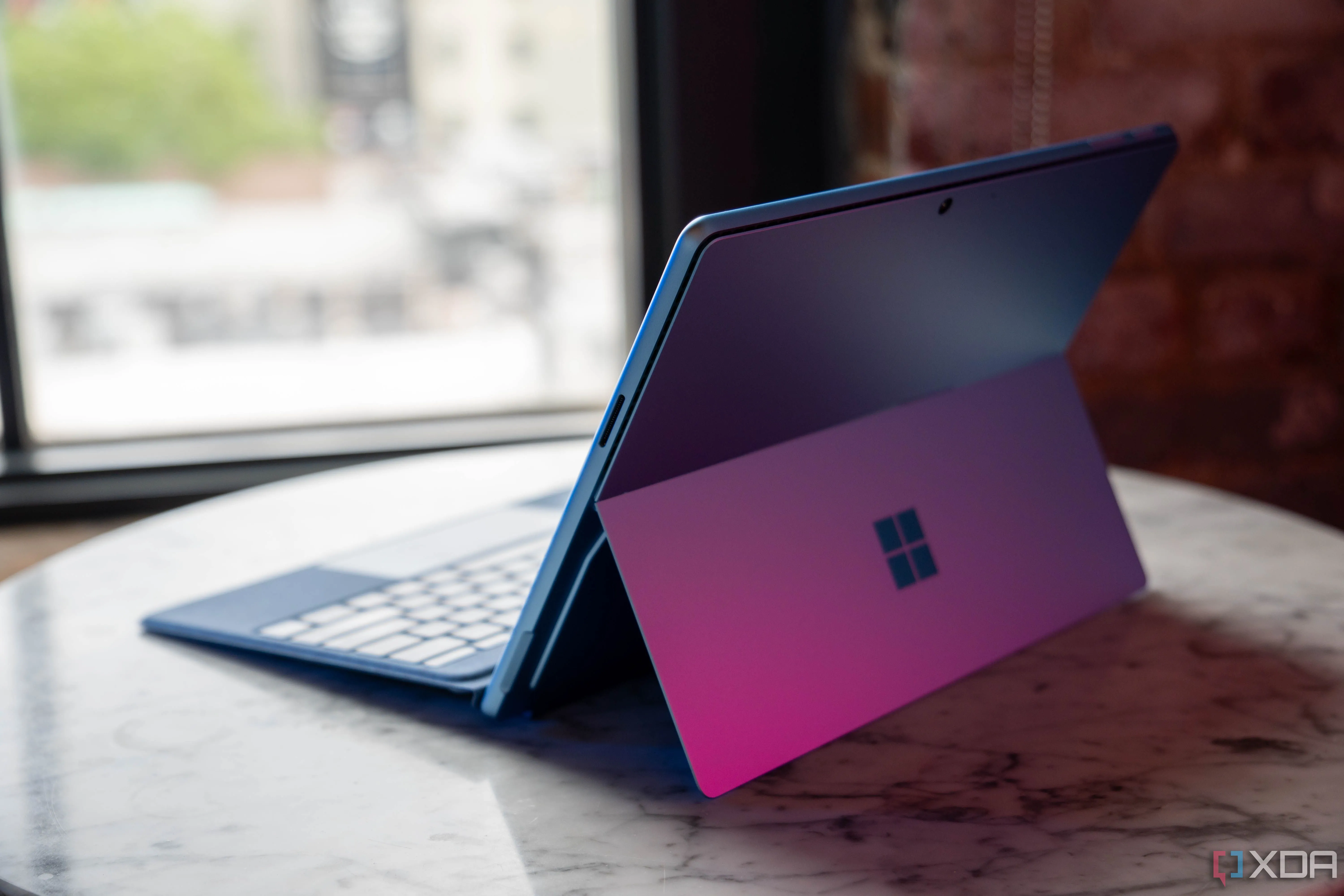 Một thiết bị Surface Pro hiển thị giao diện Windows 10 ở chế độ máy tính bảng