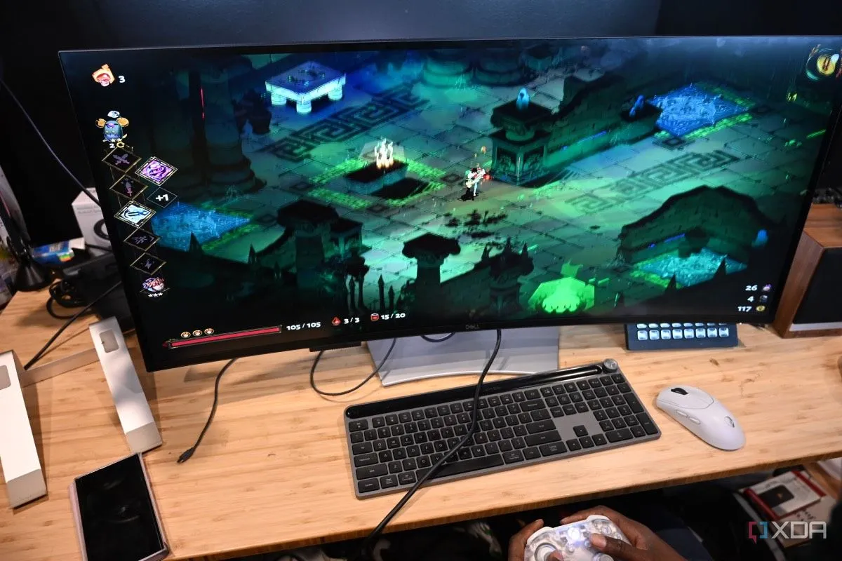 Người dùng chơi game trên màn hình máy tính lớn, minh họa không cần không gian lớn cho home lab