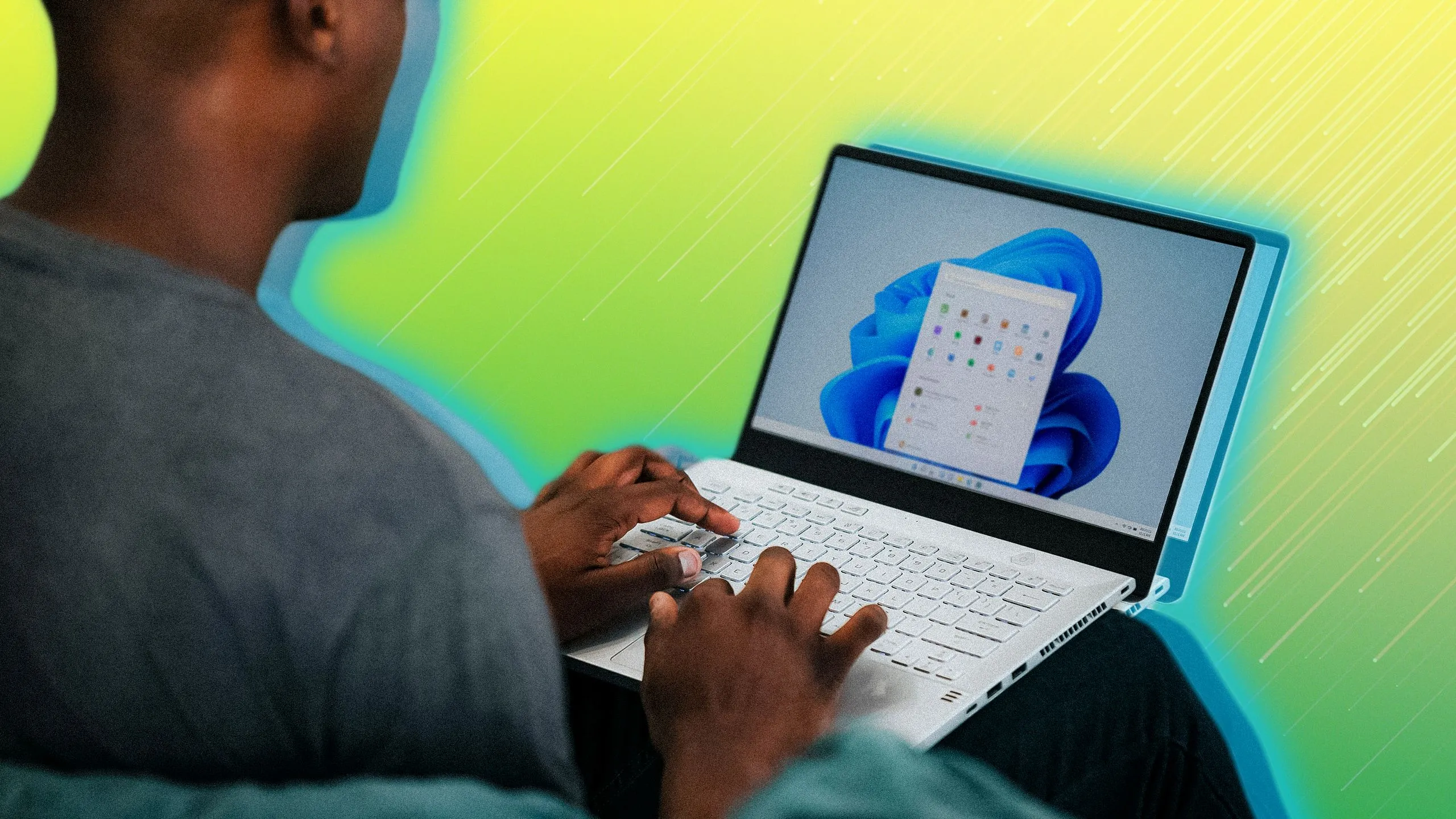 Người dùng đang làm việc trên laptop chạy Windows 11, minh họa khả năng tương thích phần mềm