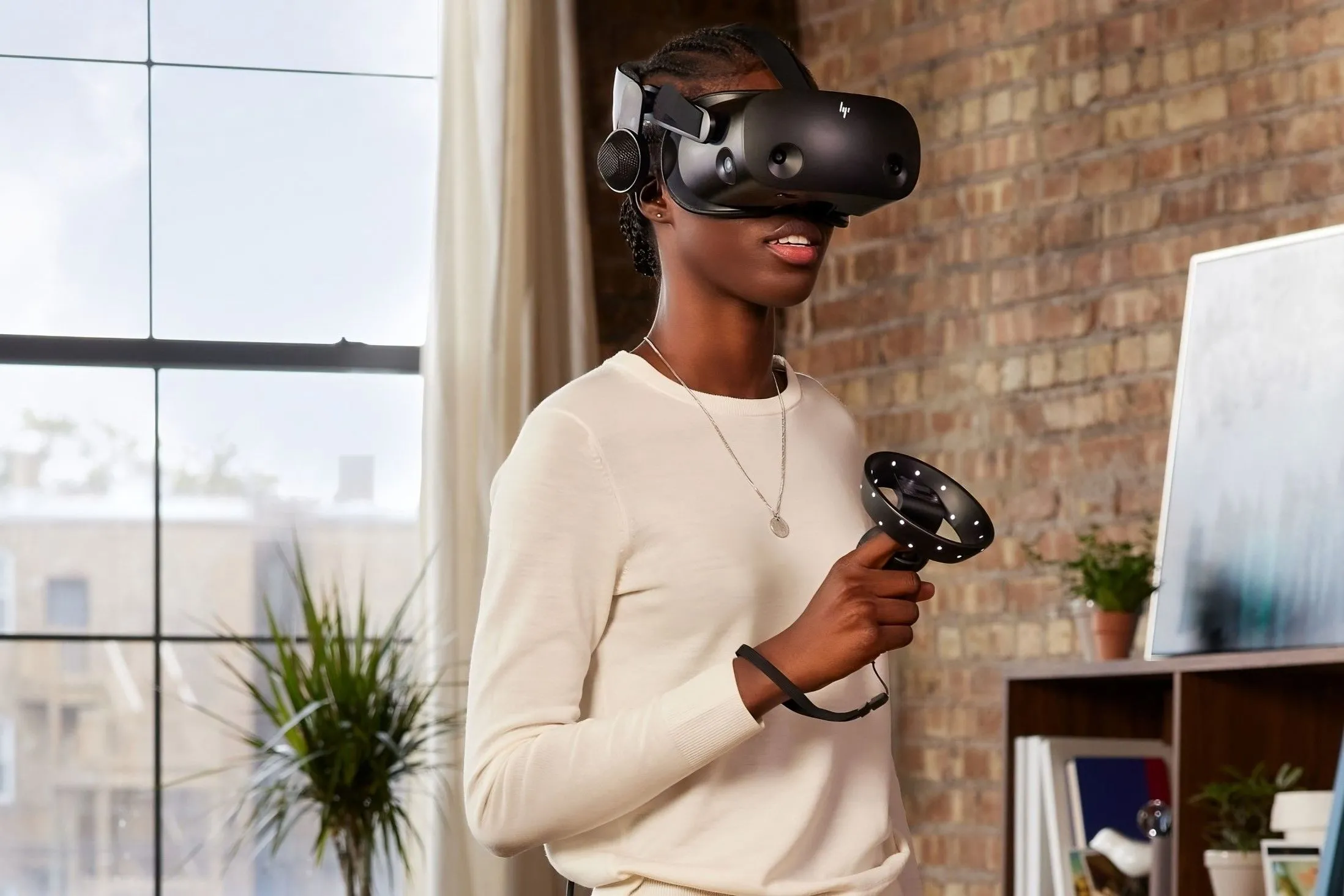 Người dùng đang trải nghiệm kính thực tế hỗn hợp HP Reverb G2 trong hệ sinh thái Windows Mixed Reality