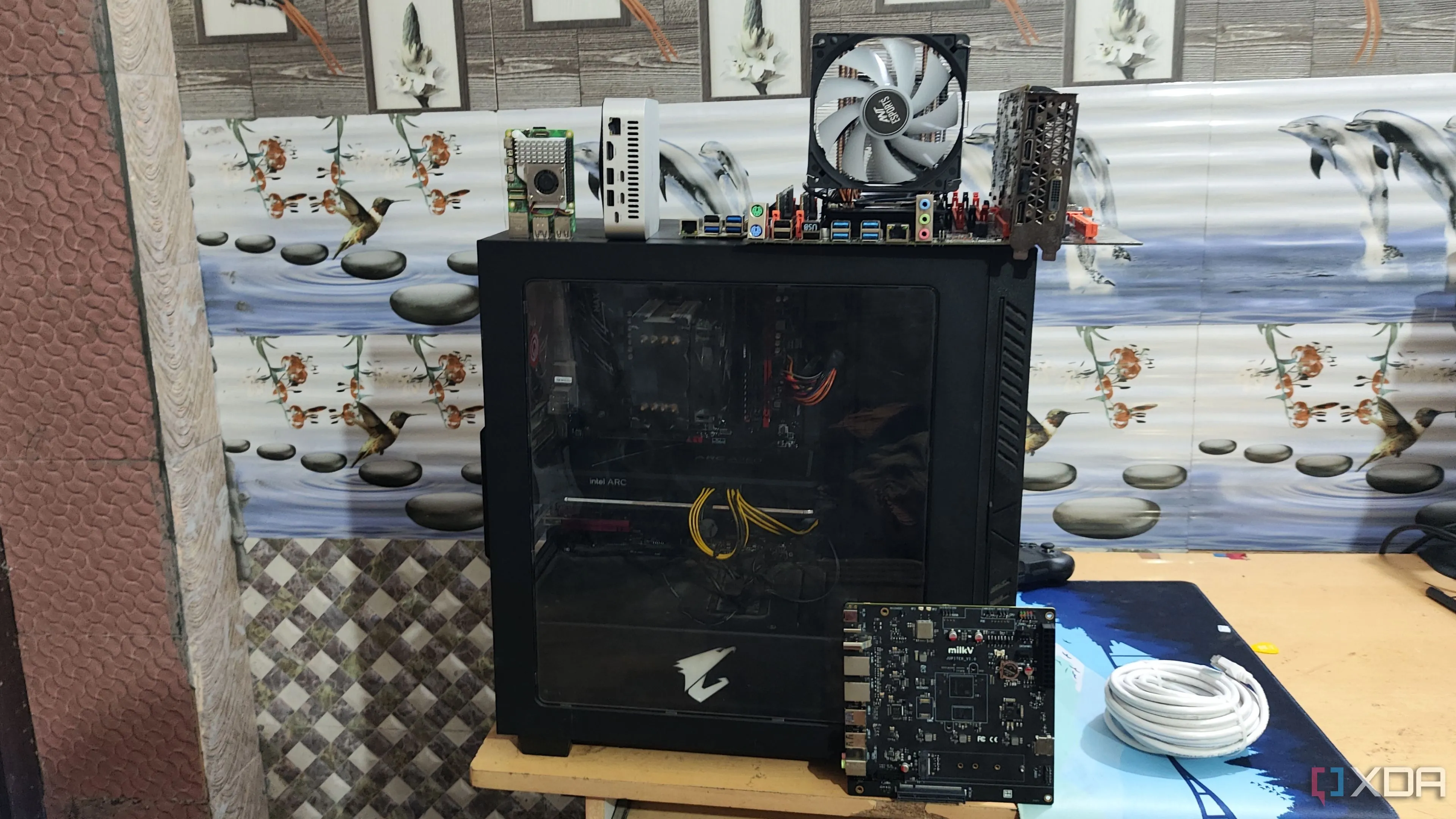 Nhiều hệ thống máy tính trong một thiết lập home lab đơn giản, phù hợp cho người đam mê