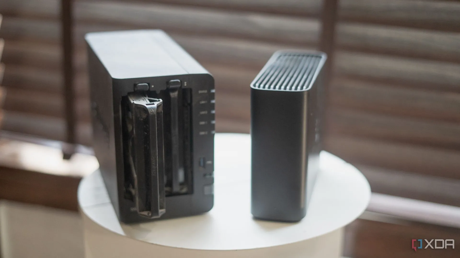Ổ đĩa NAS và khay ổ đĩa Synology trên bàn, minh họa việc mở rộng lưu trữ Home Lab
