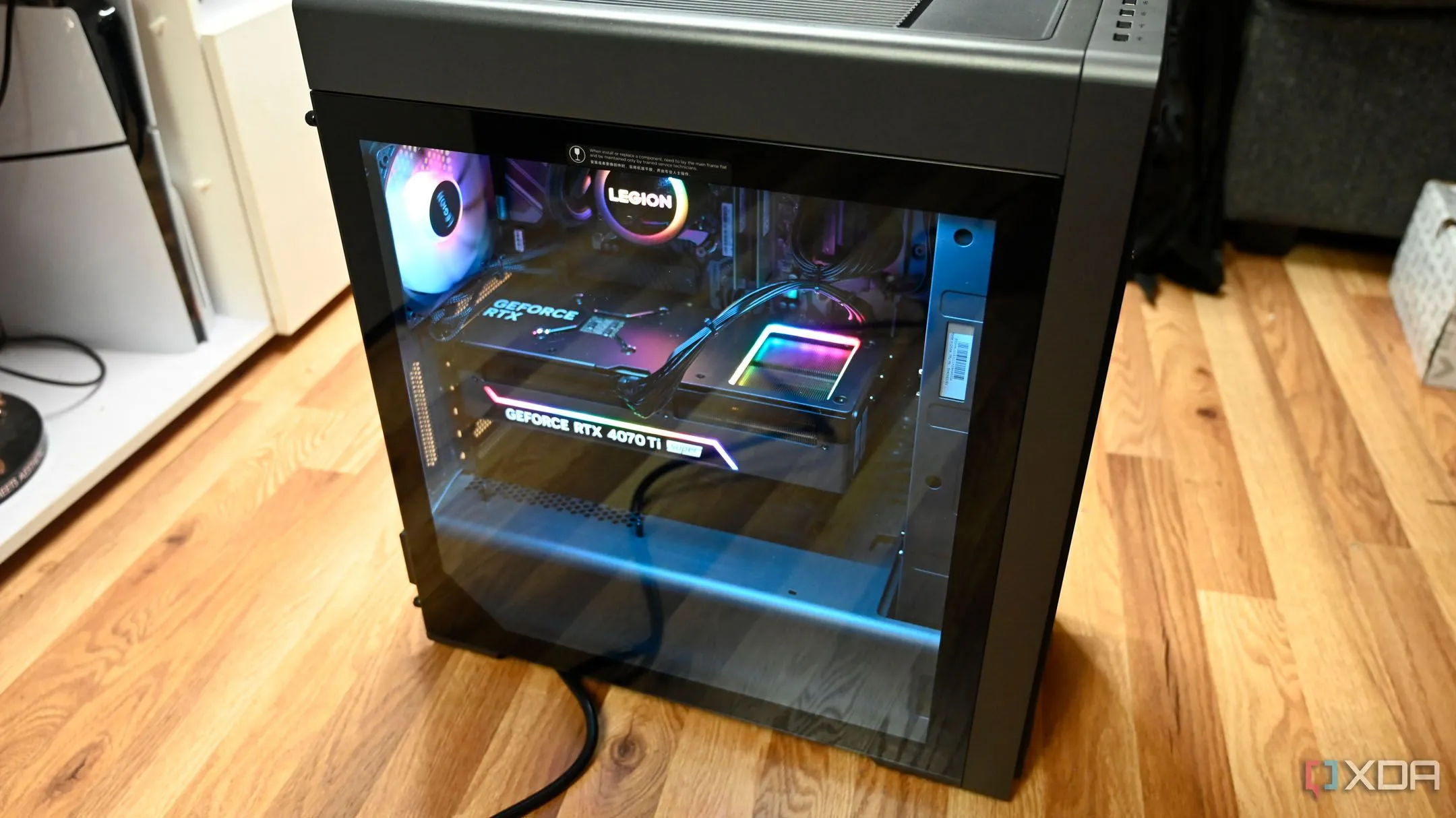 PC dựng sẵn Lenovo Legion 7i Gen 8 với mặt kính cường lực bên hông, cho thấy linh kiện bên trong được sắp xếp gọn gàng.