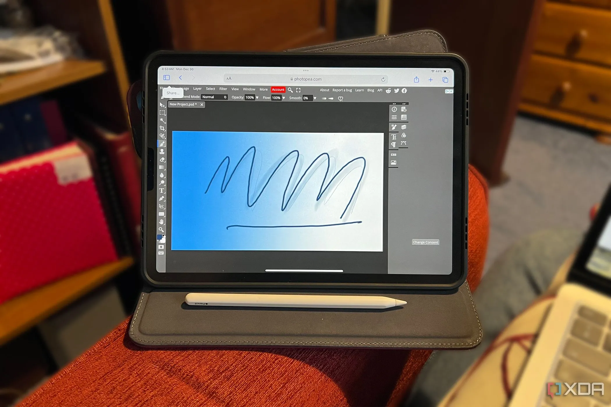 Photopea chạy trên iPad Pro với Apple Pencil, minh họa việc tái sử dụng thiết bị cũ cho sáng tạo