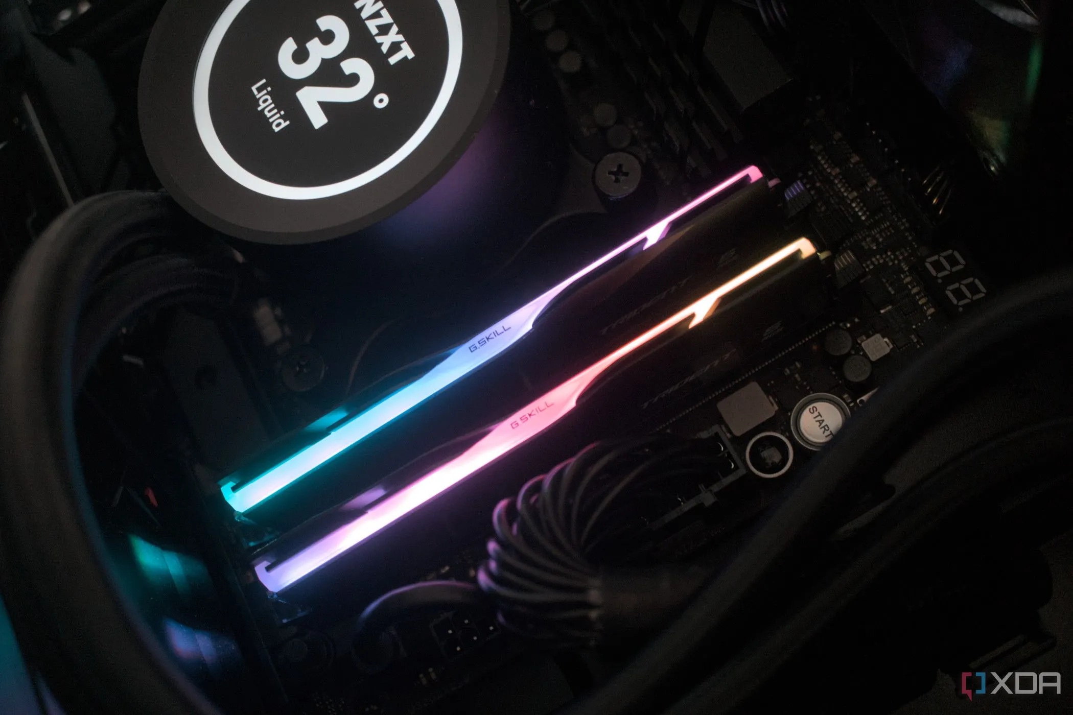 RAM G.Skill Trident Z5 RGB DDR5-7200 được lắp đặt trên bo mạch chủ