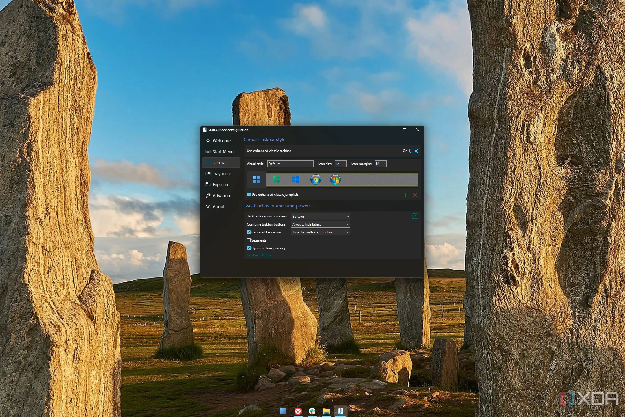 Thanh tác vụ Windows 11 trong suốt với StartAllBack, thể hiện khả năng tùy biến giao diện.