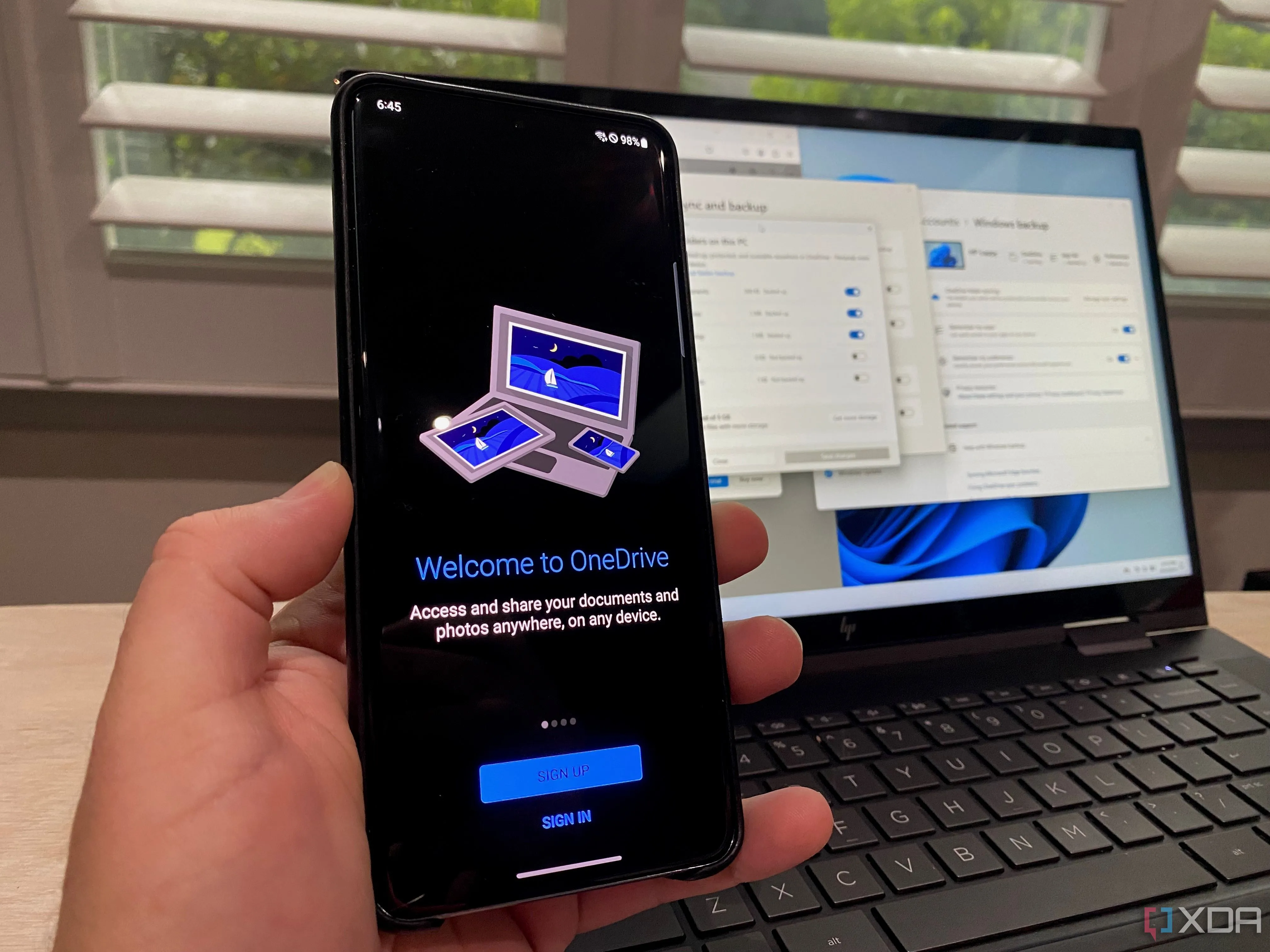 Ứng dụng Microsoft OneDrive trên điện thoại Android và laptop Windows cho tính năng liên kết đa thiết bị