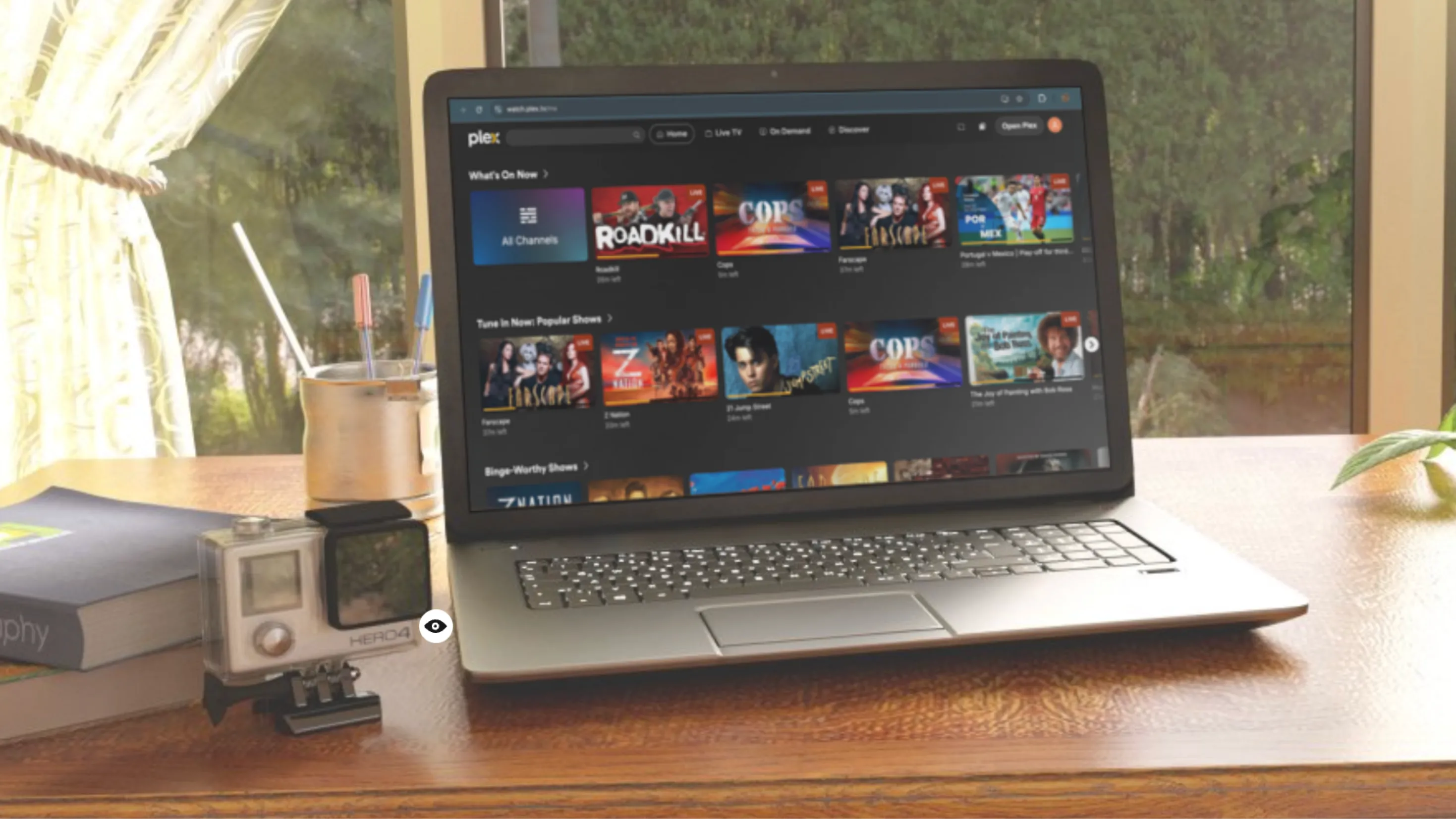 Ứng dụng Plex Media Server hiển thị trên màn hình laptop Windows, cho phép phát trực tuyến phim từ NAS mọi lúc mọi nơi.