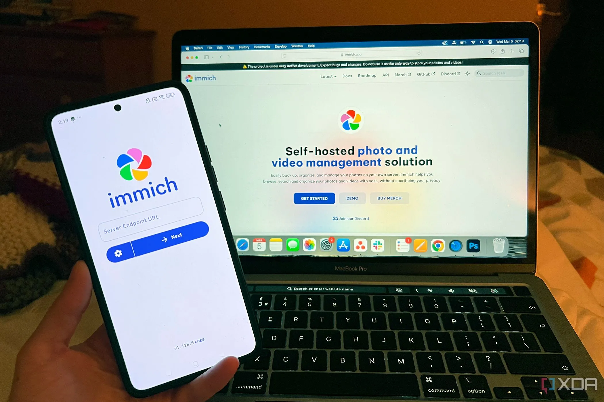 Ứng dụng quản lý ảnh tự host Immich hiển thị trên điện thoại Android và máy tính MacBook, nhấn mạnh quyền riêng tư dữ liệu.