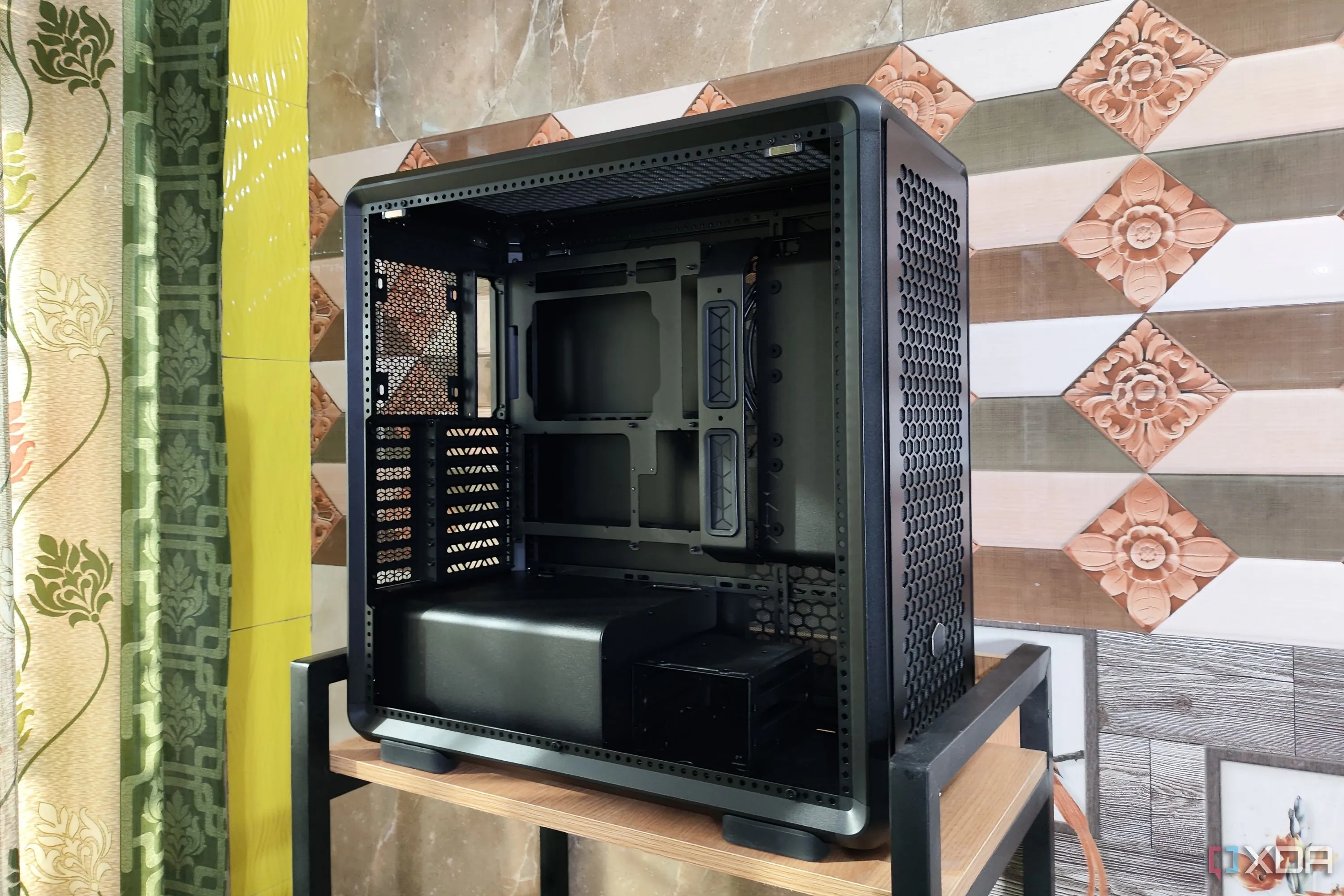 Vỏ case Cooler Master MasterFrame 600 khi tháo tấm mặt trước, khoe không gian nội thất rộng rãi và khả năng tản nhiệt