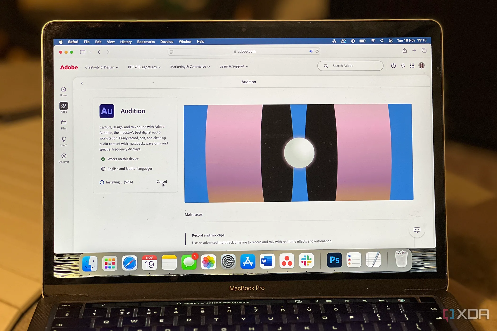 Adobe Audition hiển thị trên MacBook, minh họa phần mềm chỉnh sửa âm thanh chuyên nghiệp.