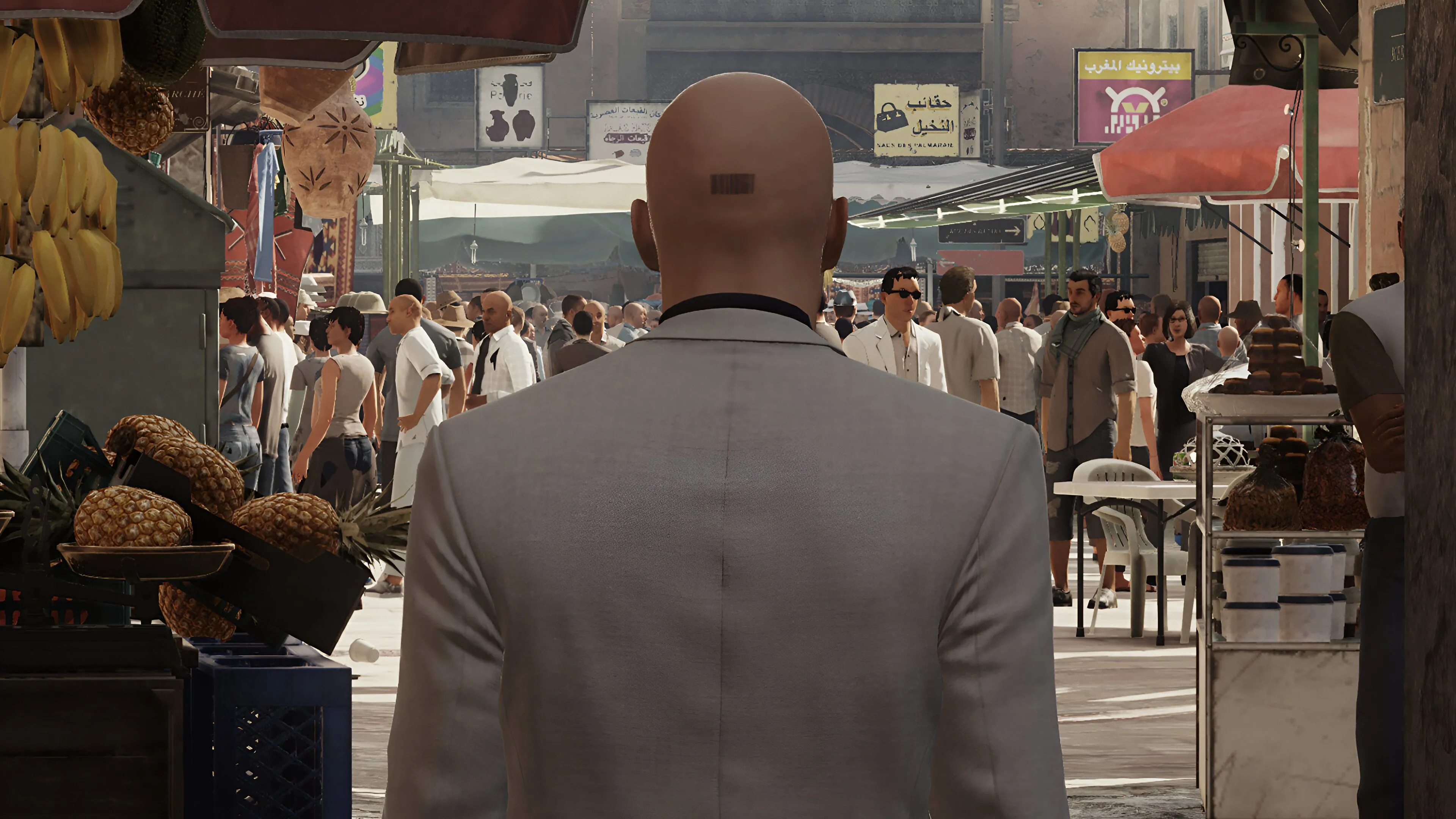 Agent 47 trong bộ vest trắng, nhân vật chính của game Hitman: World of Assassination, minh họa ưu đãi miễn phí trên Steam.