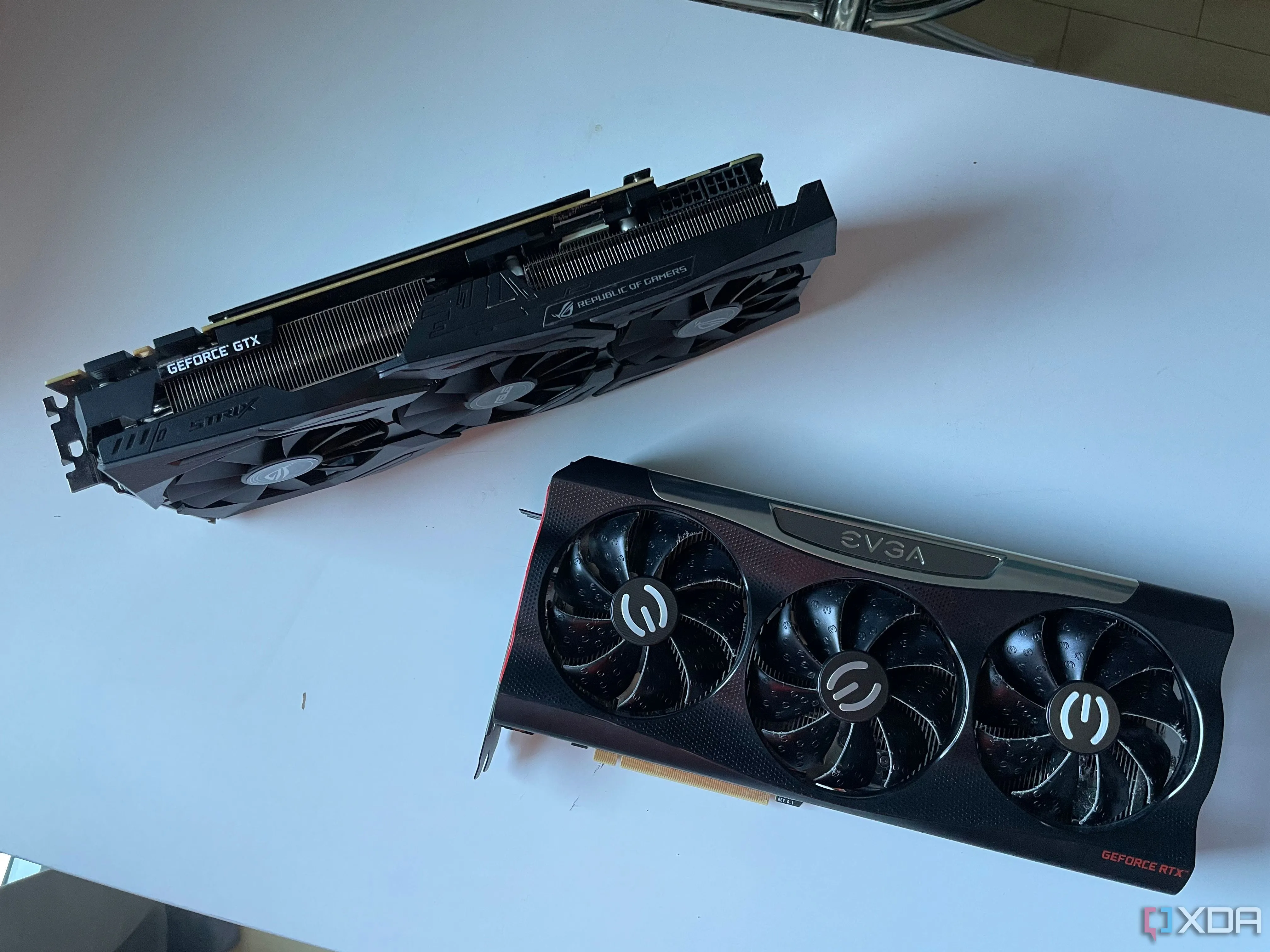 Ảnh cận cảnh card đồ họa ASUS ROG STRIX GeForce GTX 1080 Ti và EVGA GeForce RTX 3080
