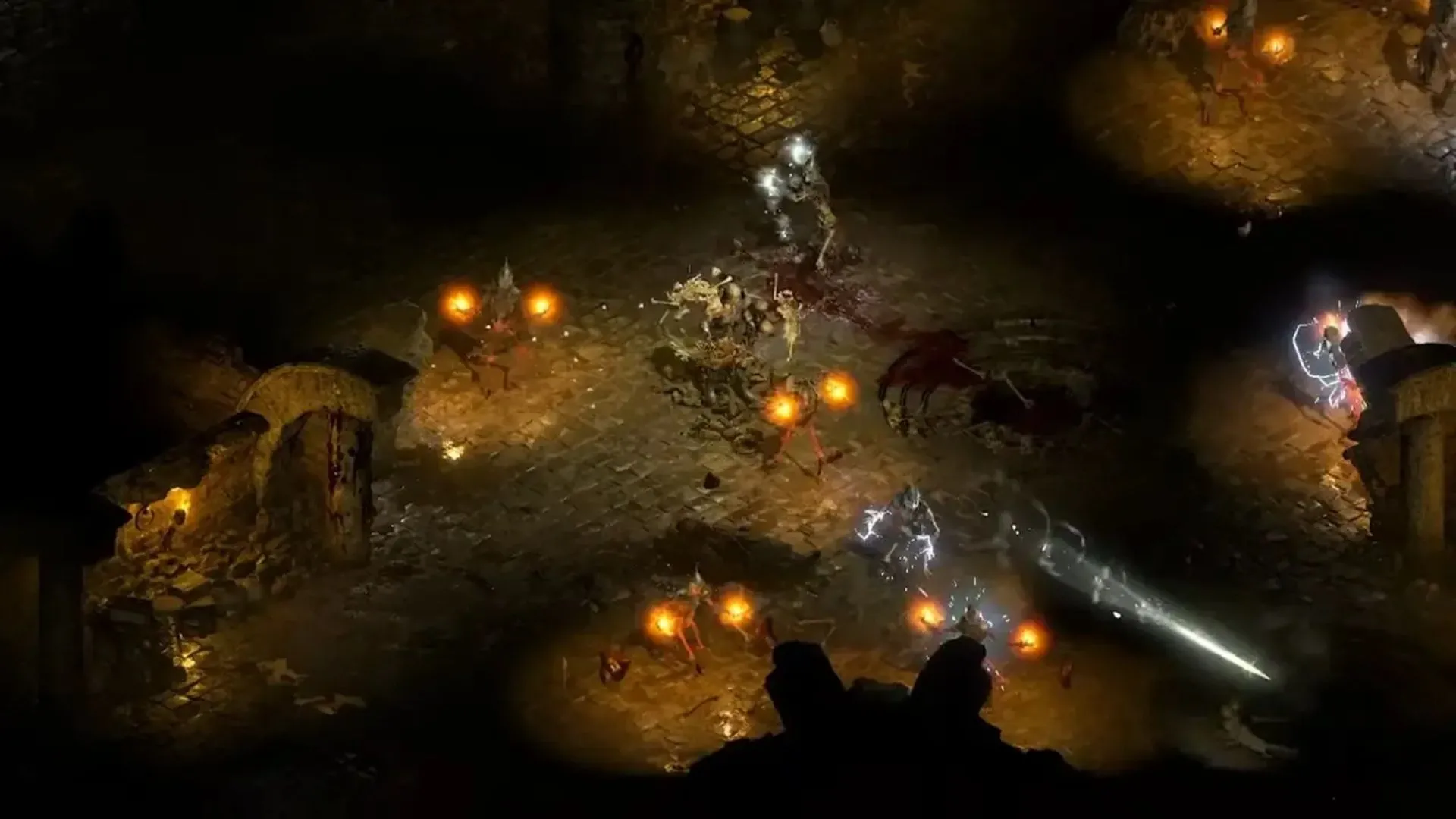 Ảnh chụp cận cảnh cảnh chiến đấu trong hầm ngục trong game Diablo 2: Resurrected