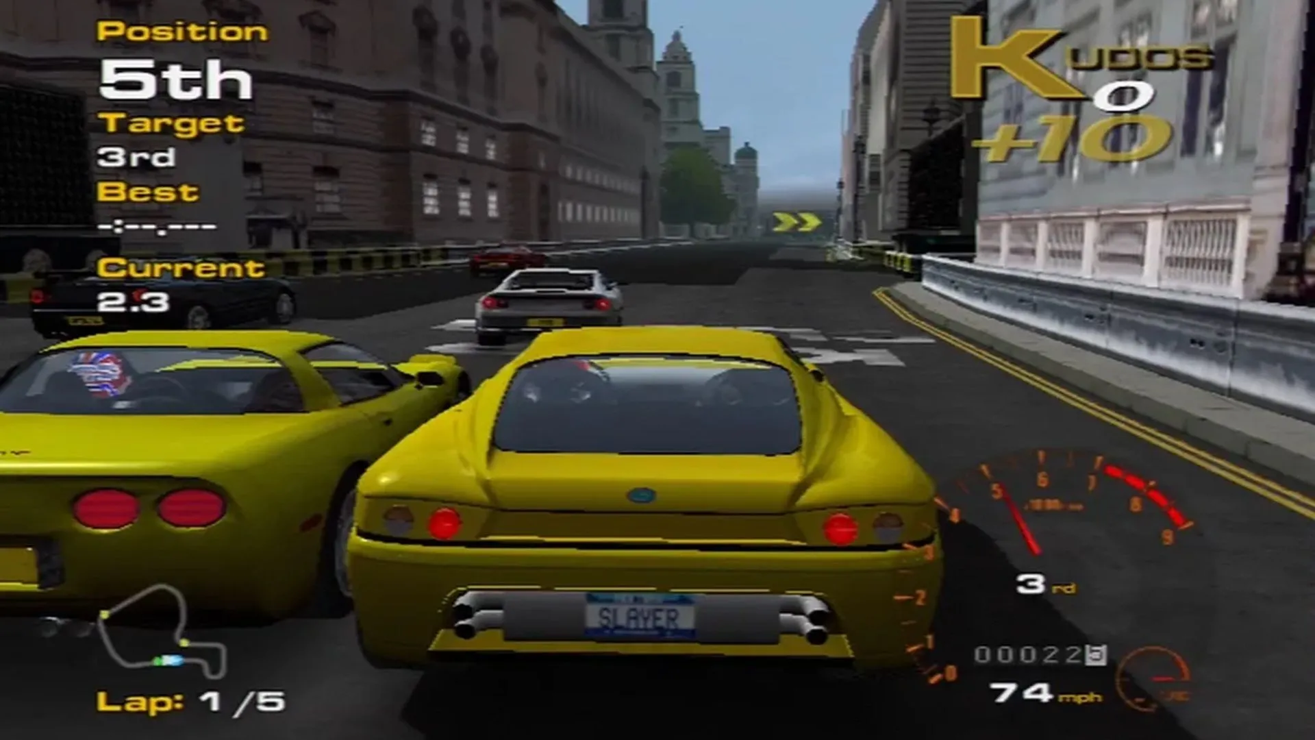 Ảnh chụp màn hình gameplay của Project Gotham Racing, thể hiện đồ họa sống động của tựa game đua xe kinh điển trên Xbox đời đầu.