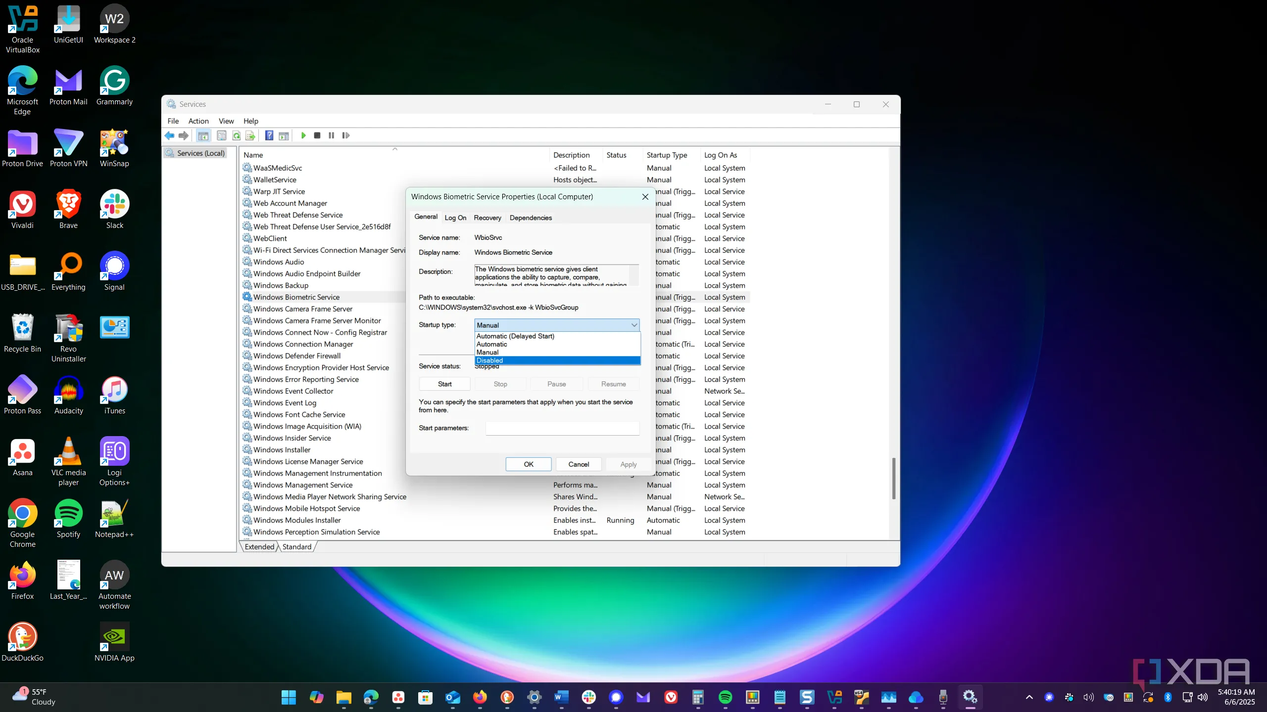 Ảnh chụp màn hình hiển thị danh sách các dịch vụ Windows, minh họa hành động tắt dịch vụ không cần thiết để gỡ bloatware.