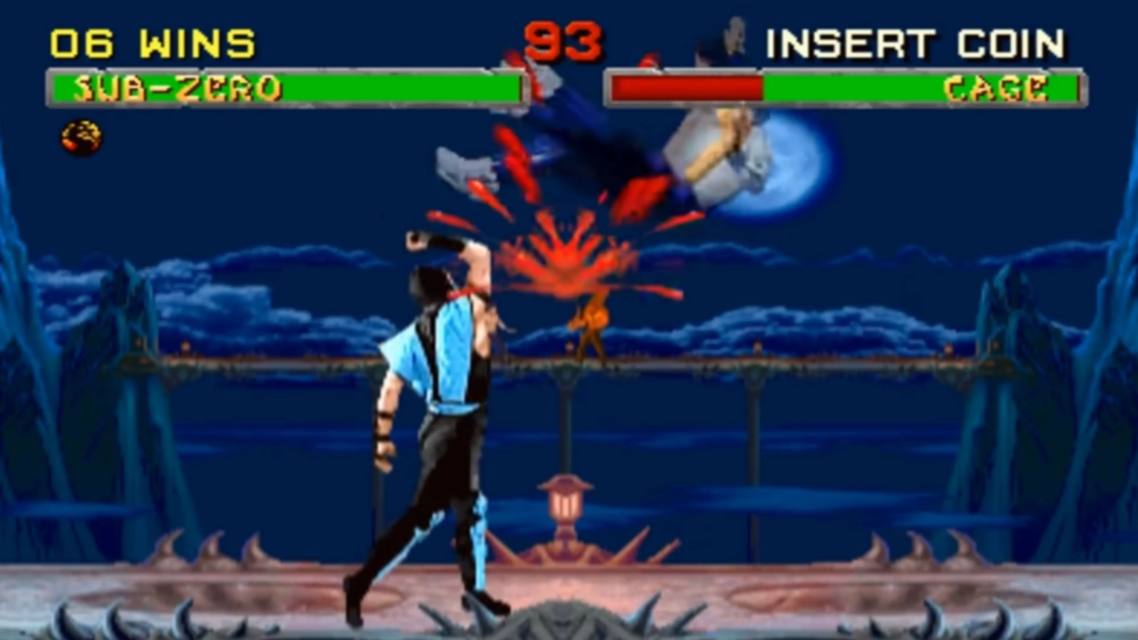 Ảnh chụp màn hình Sub-Zero và Johnny Cage đang chiến đấu trong Mortal Kombat II, minh họa tính bạo lực của game đối kháng