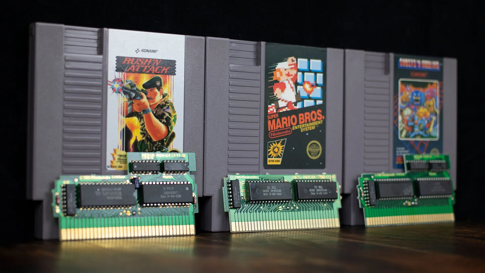 Ba băng game NES và bảng mạch bên trong, biểu tượng của kỷ nguyên game retro