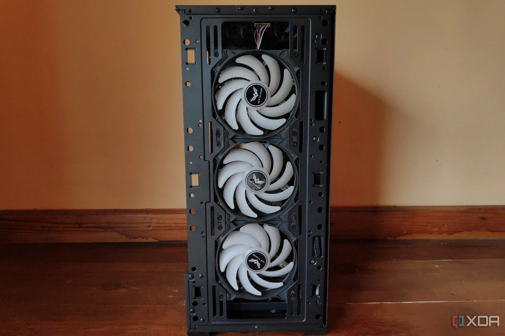 Ba quạt tản nhiệt War Hammer Kratos bên trong vỏ case MSI Forge 110R, minh họa hệ thống luồng khí PC.