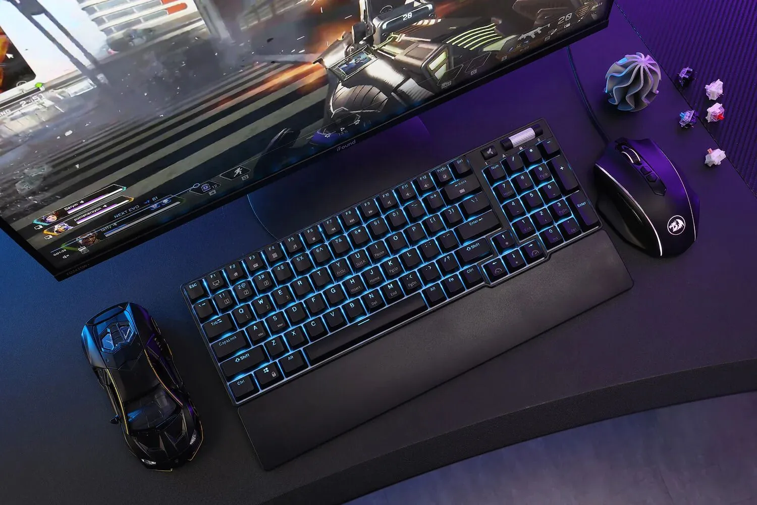 Bàn làm việc gaming với bàn phím cơ Royal Kludge RK96 và kê tay gỗ.