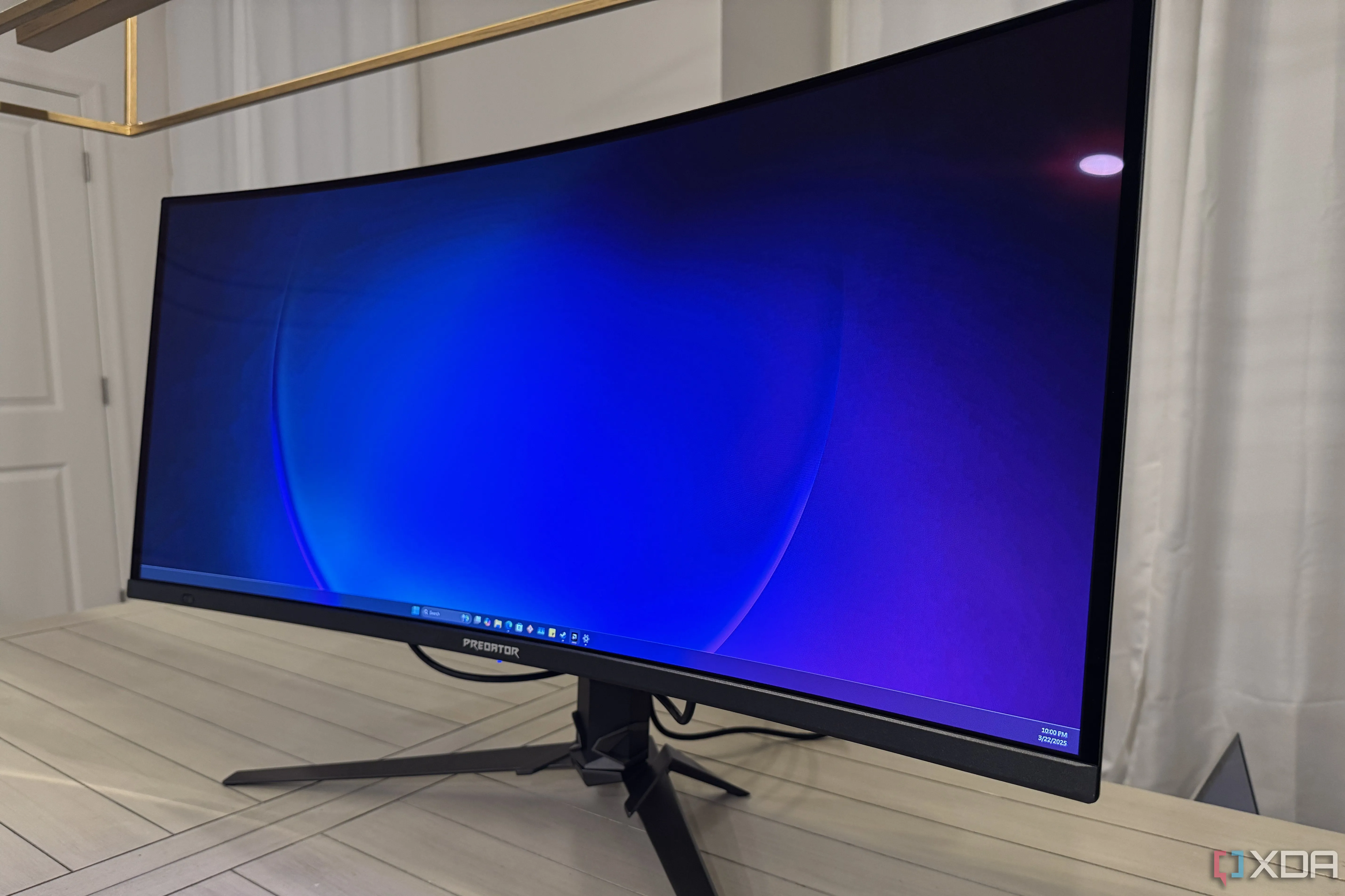 Bàn làm việc với màn hình máy tính Acer Predator X35 và laptop