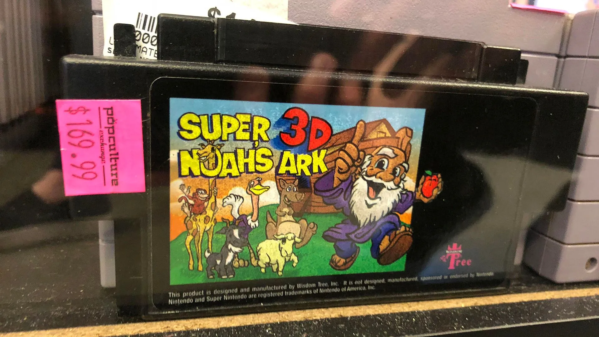 Băng game Super Noah's Ark 3D được bày bán trong cửa hàng, đại diện cho những góc khuất của lịch sử game