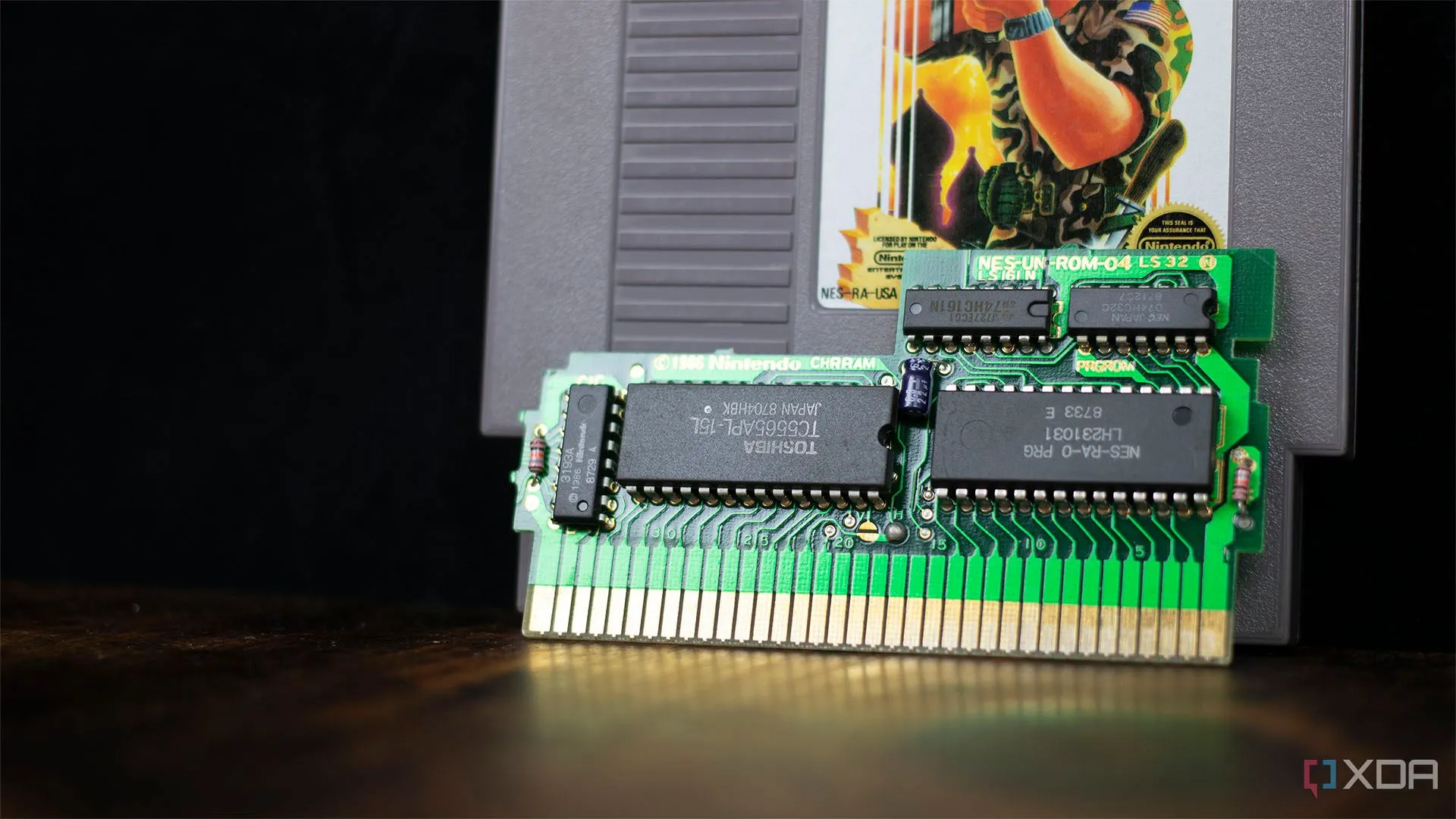 Bảng mạch PCB bên trong cartridge Nintendo NES