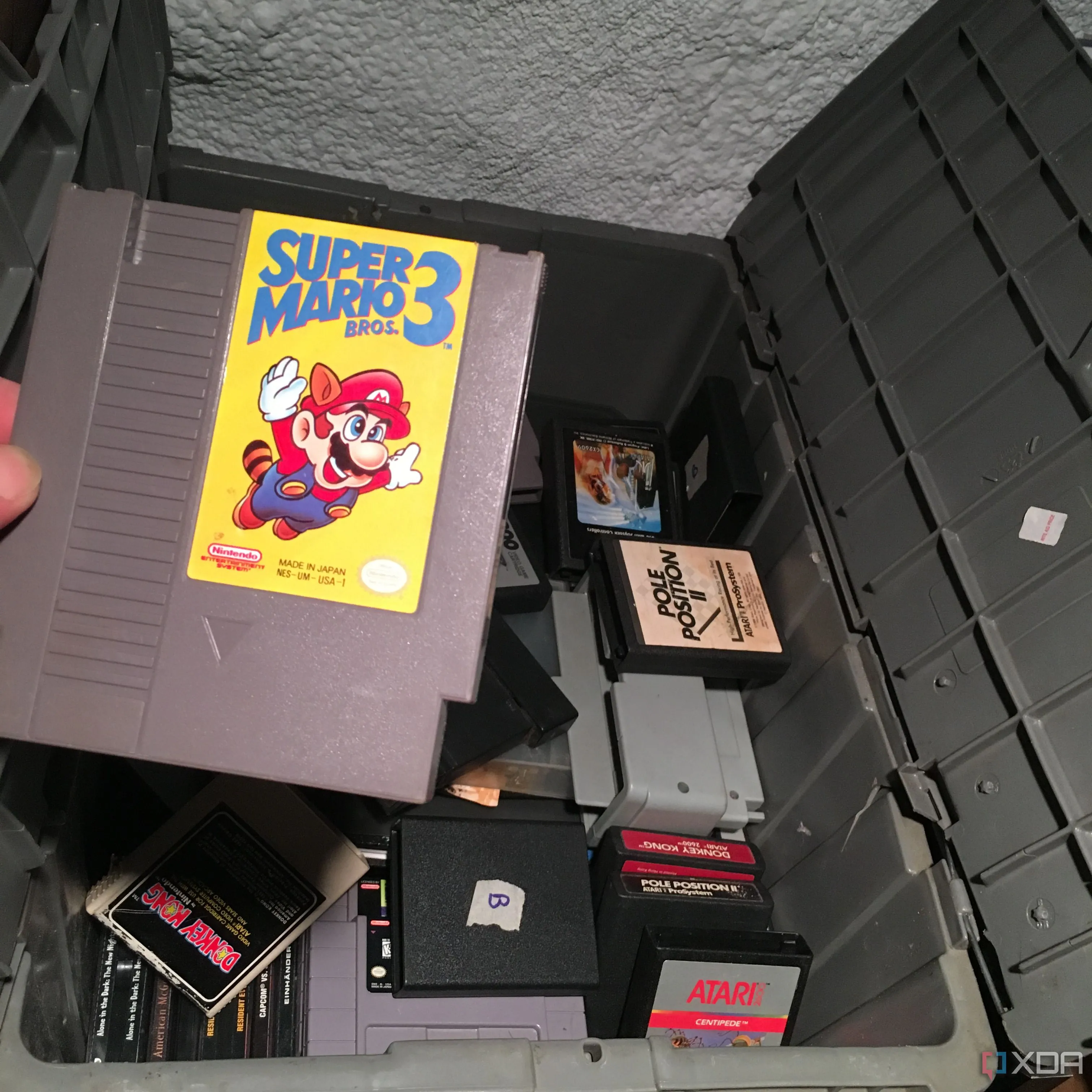 Băng Super Mario Bros 3 được lấy ra từ hộp game retro cũ, gợi nhớ về việc khám phá lịch sử game