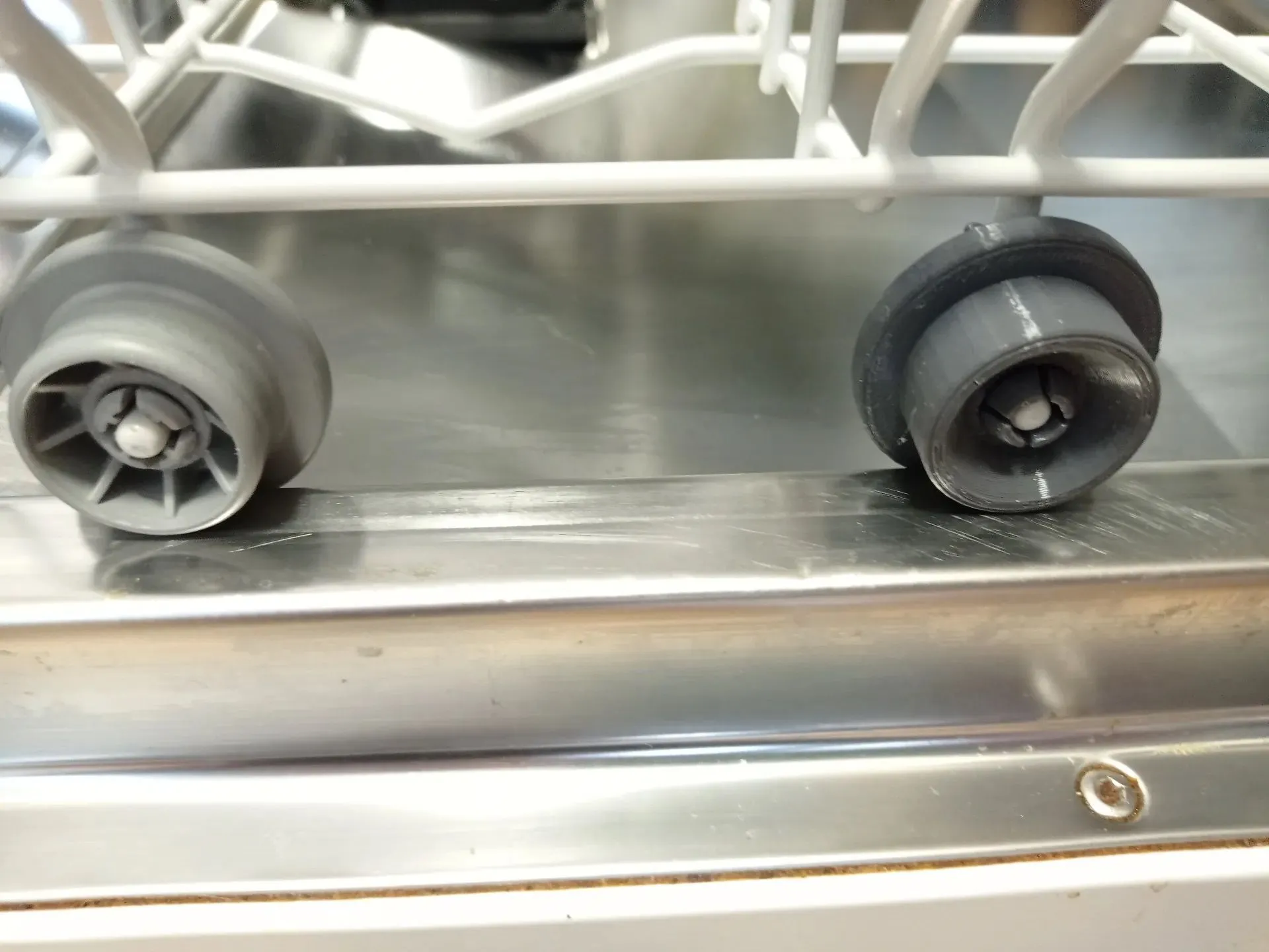 Bánh xe giá rửa chén đã được in 3D thay thế, khớp hoàn hảo với chi tiết gốc