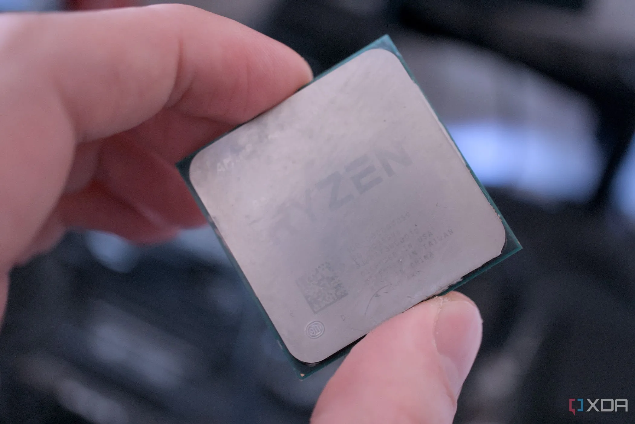 Bề mặt IHS của CPU AMD Ryzen 9 5950X, minh họa cấu trúc chip.