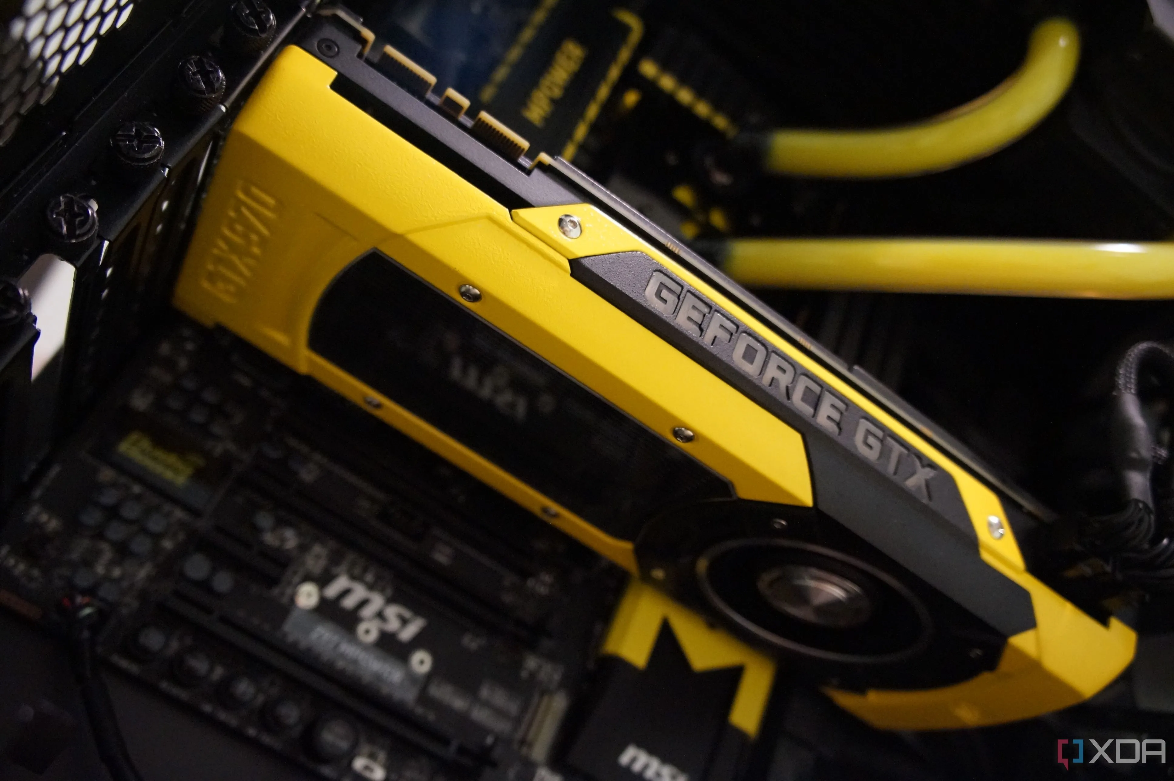 Bên trong dàn PC gaming tùy chỉnh với card đồ họa màu vàng nổi bật