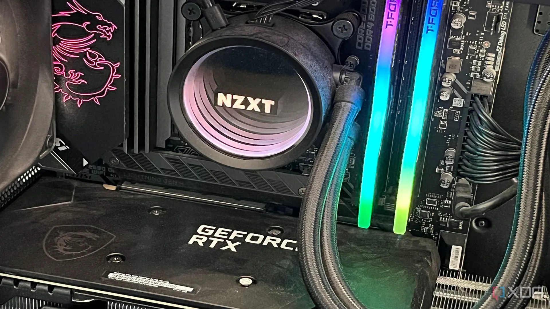 Bên trong một hệ thống PC được trang bị tản nhiệt nước AIO NZXT, thể hiện sự tinh tế trong thiết kế nhưng cũng ẩn chứa những phiền toái tiềm ẩn.